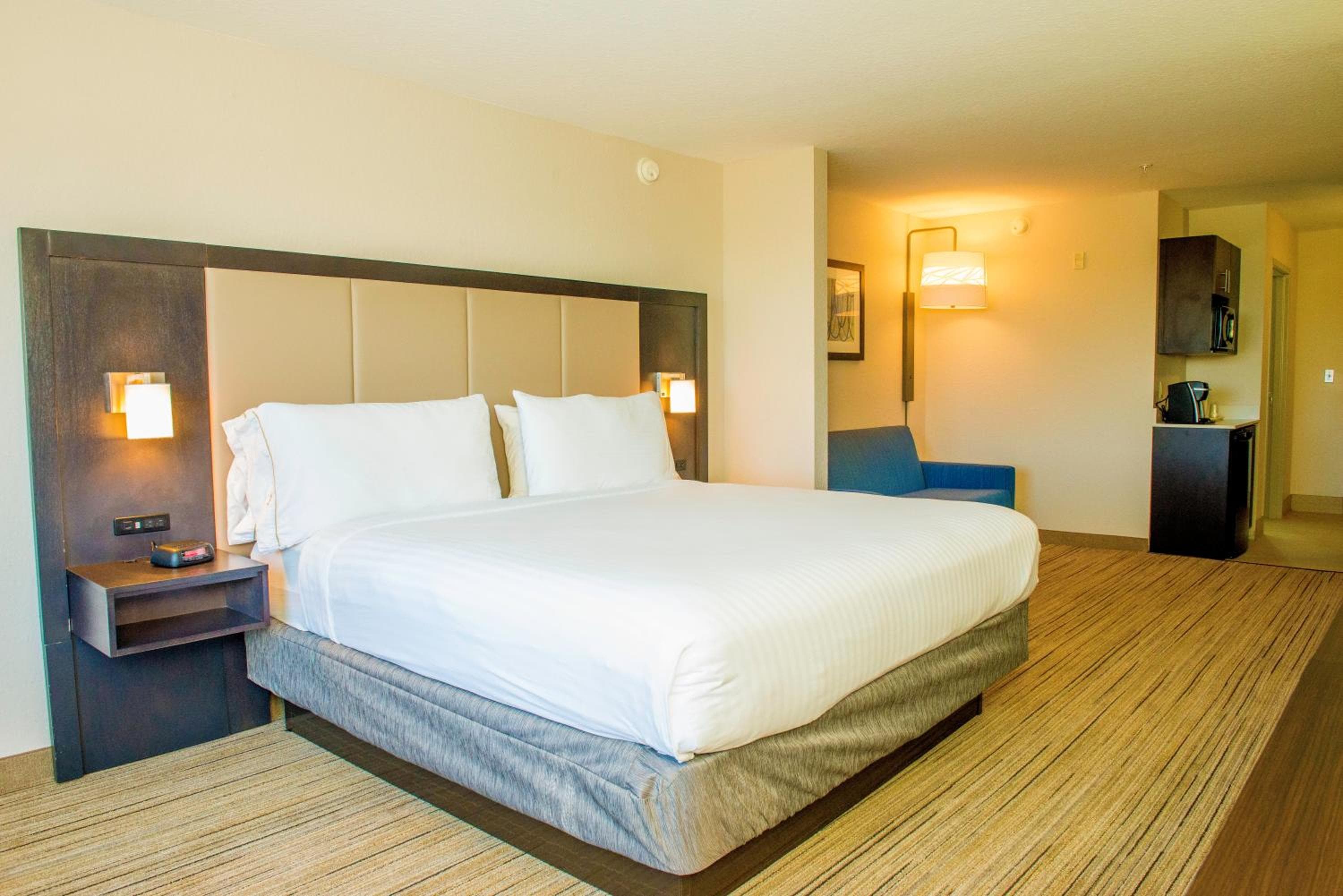 Holiday Inn Express & Suites St. Petersburg North (I-275) by IHG