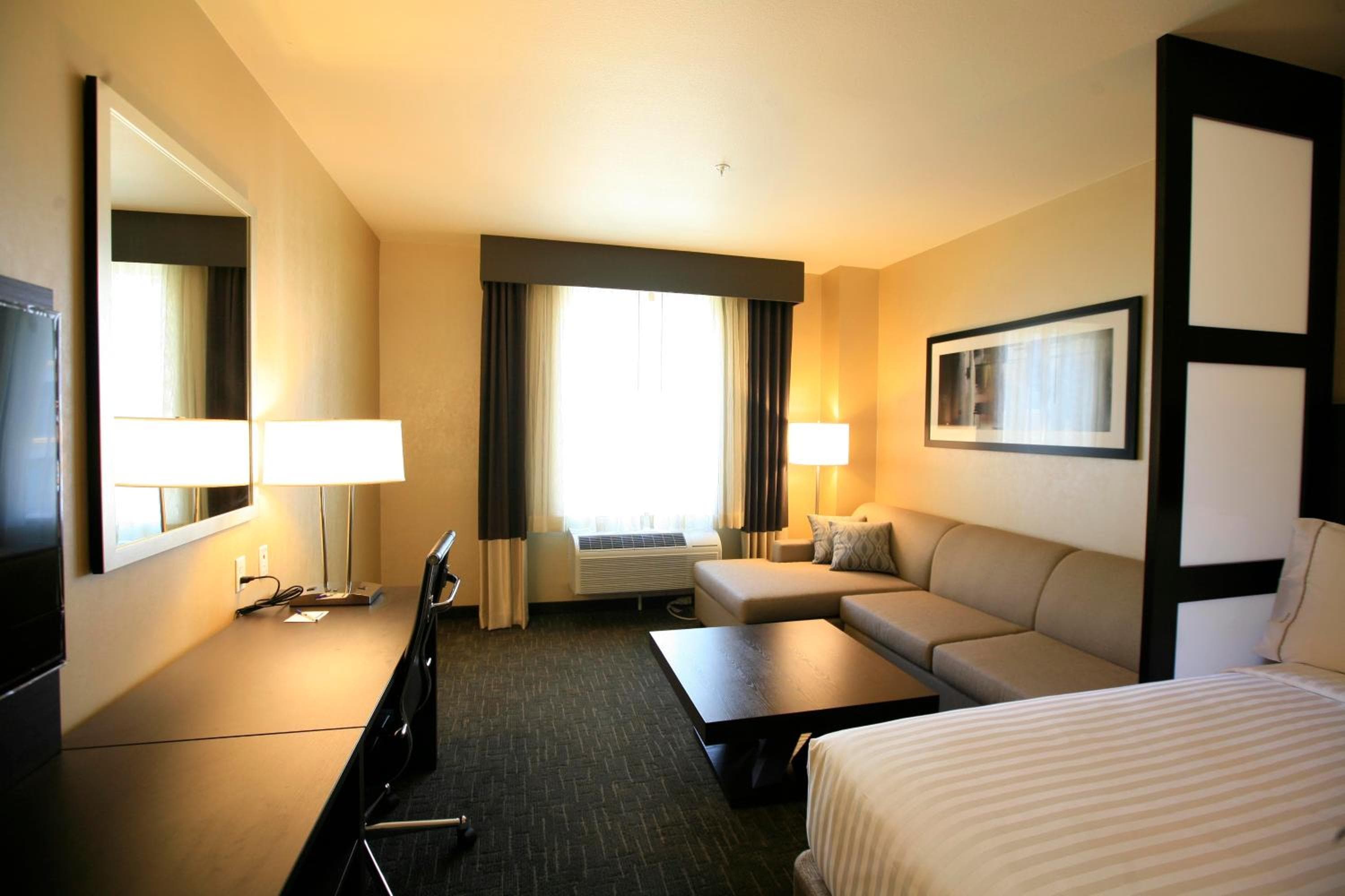 Holiday Inn Express & Suites Anaheim Resort Area by IHG