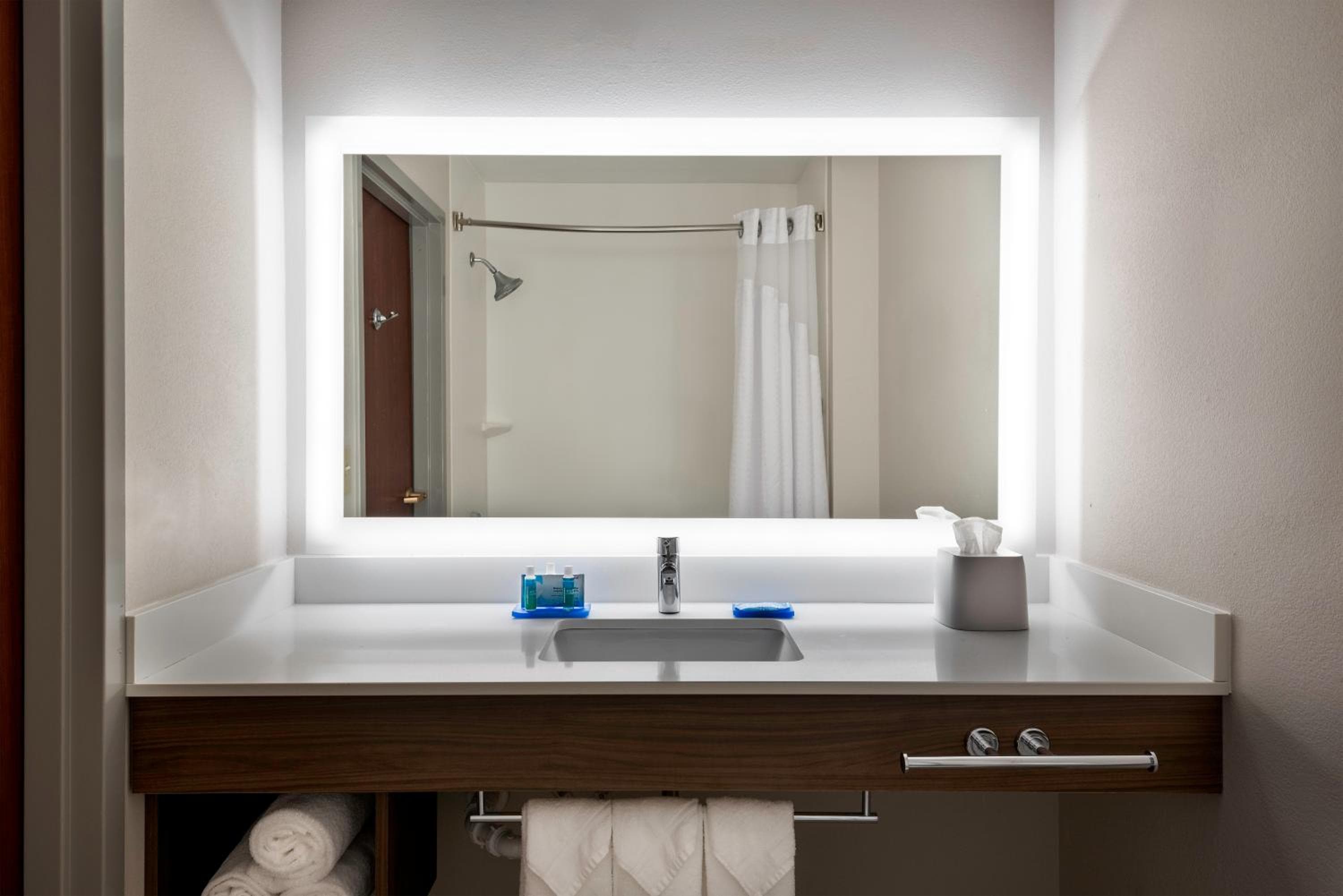 Holiday Inn Express & Suites Charlotte Arpt-Belmont by IHG