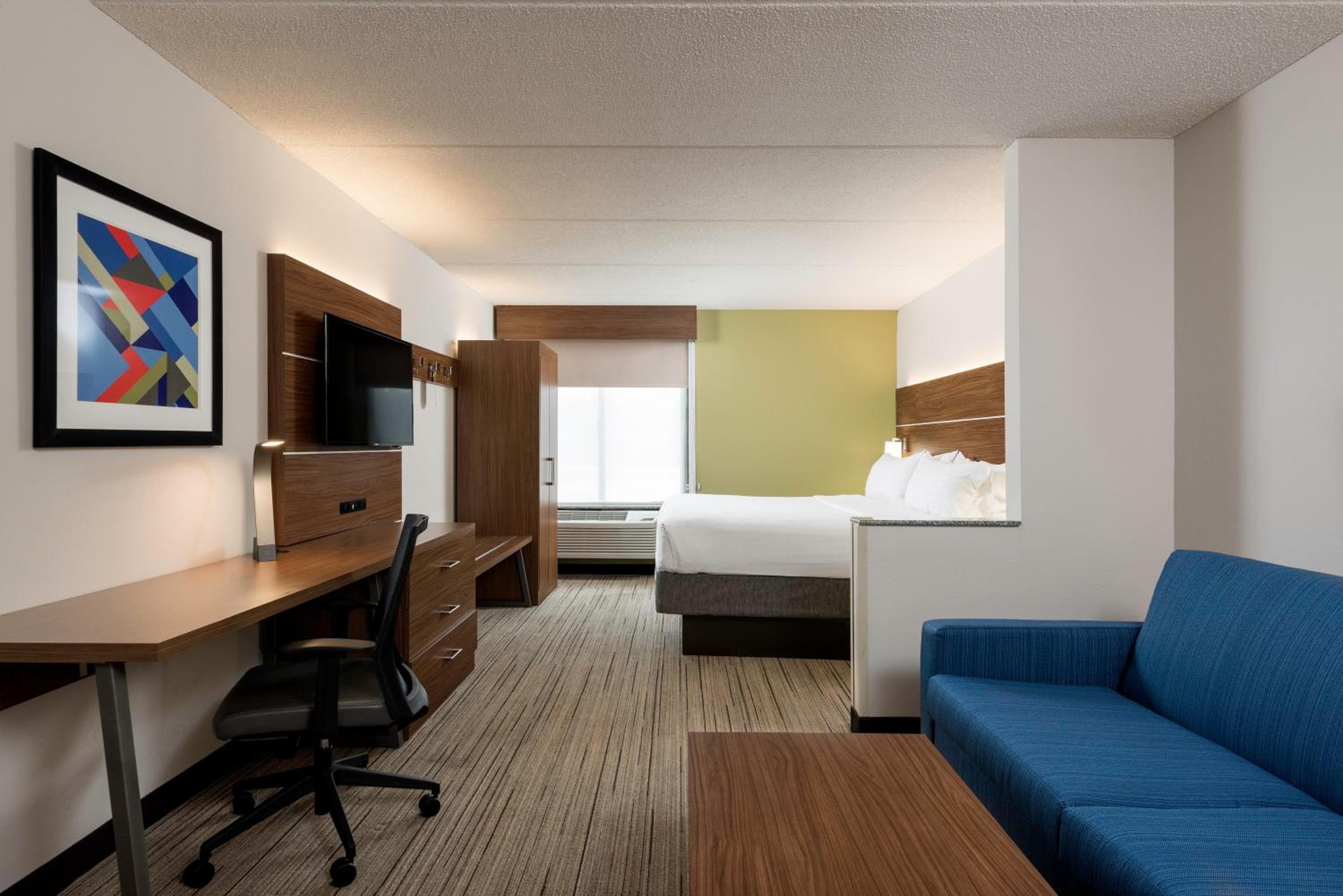 Holiday Inn Express & Suites Charlotte Arpt-Belmont by IHG