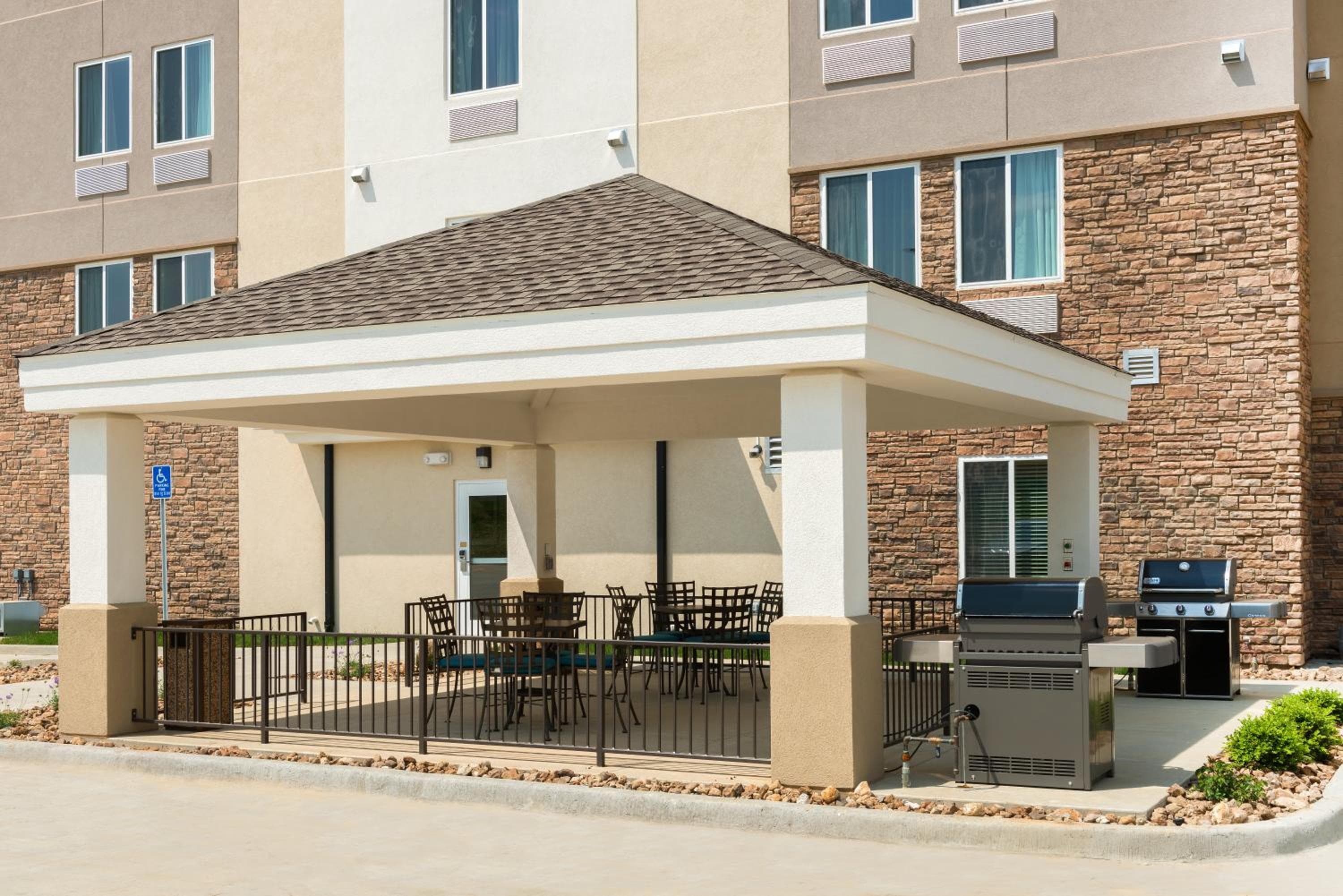 Candlewood Suites Columbia Hwy 63 & I-70 by IHG