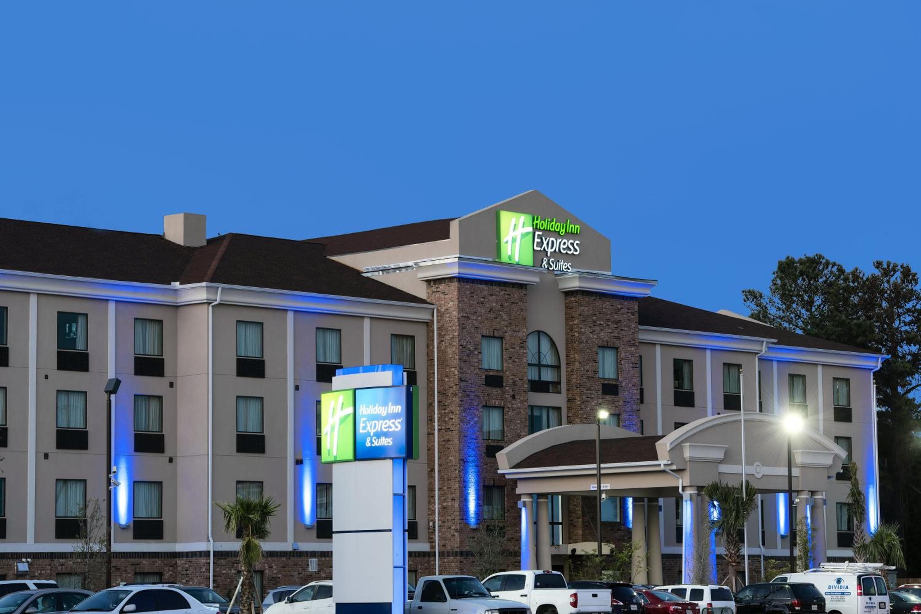 Holiday Inn Express and Suites Houston North - IAH Area by IHG