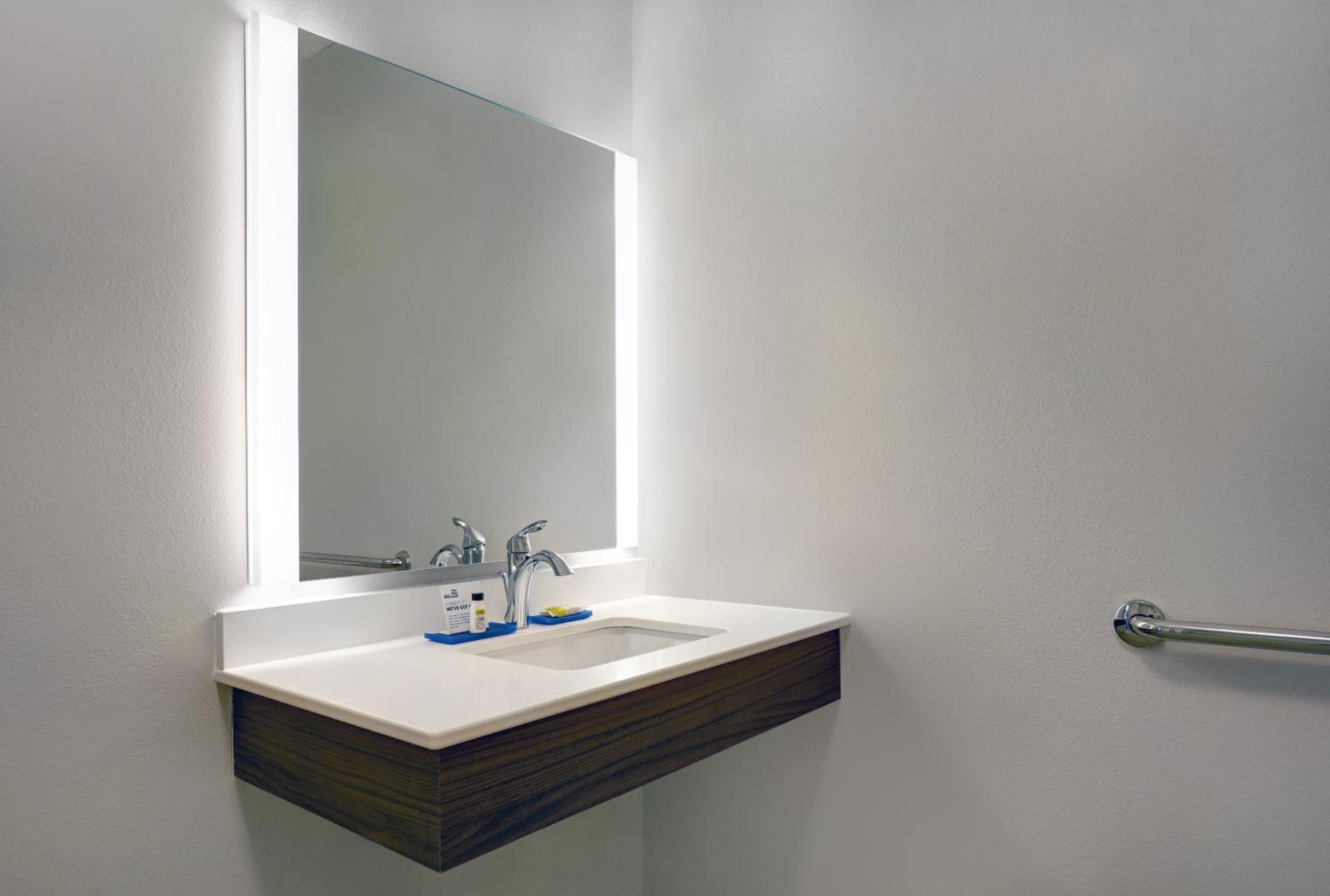 Holiday Inn Express & Suites - Lenexa - Overland Park Area by IHG