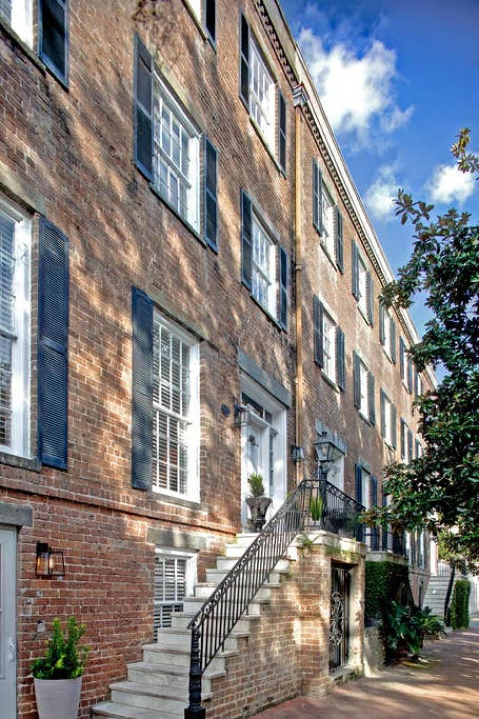 Newly Renovated 4 bed 3 bath and 2 Parking Spots