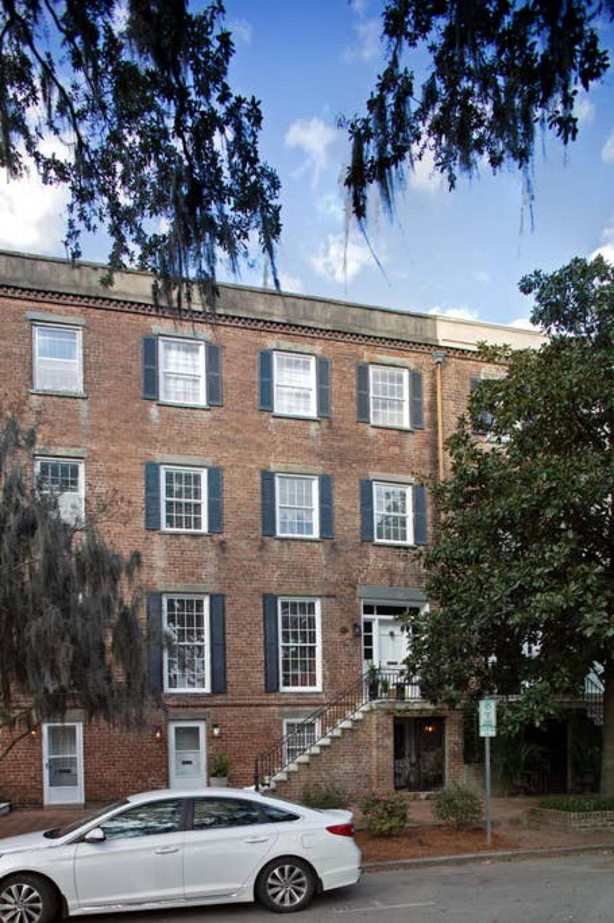 Newly Renovated 4 bed 3 bath and 2 Parking Spots