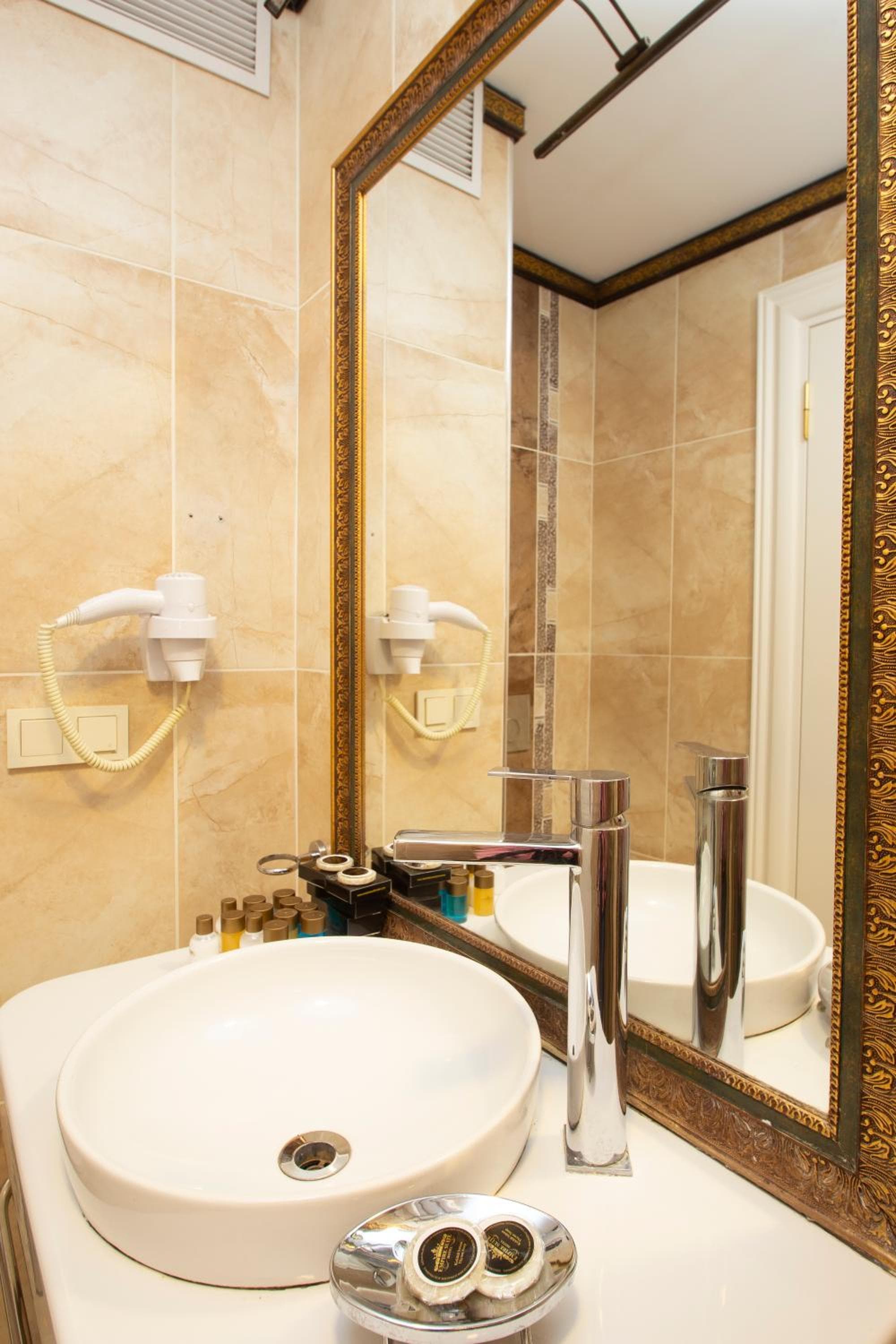 Empire Suite Hotel