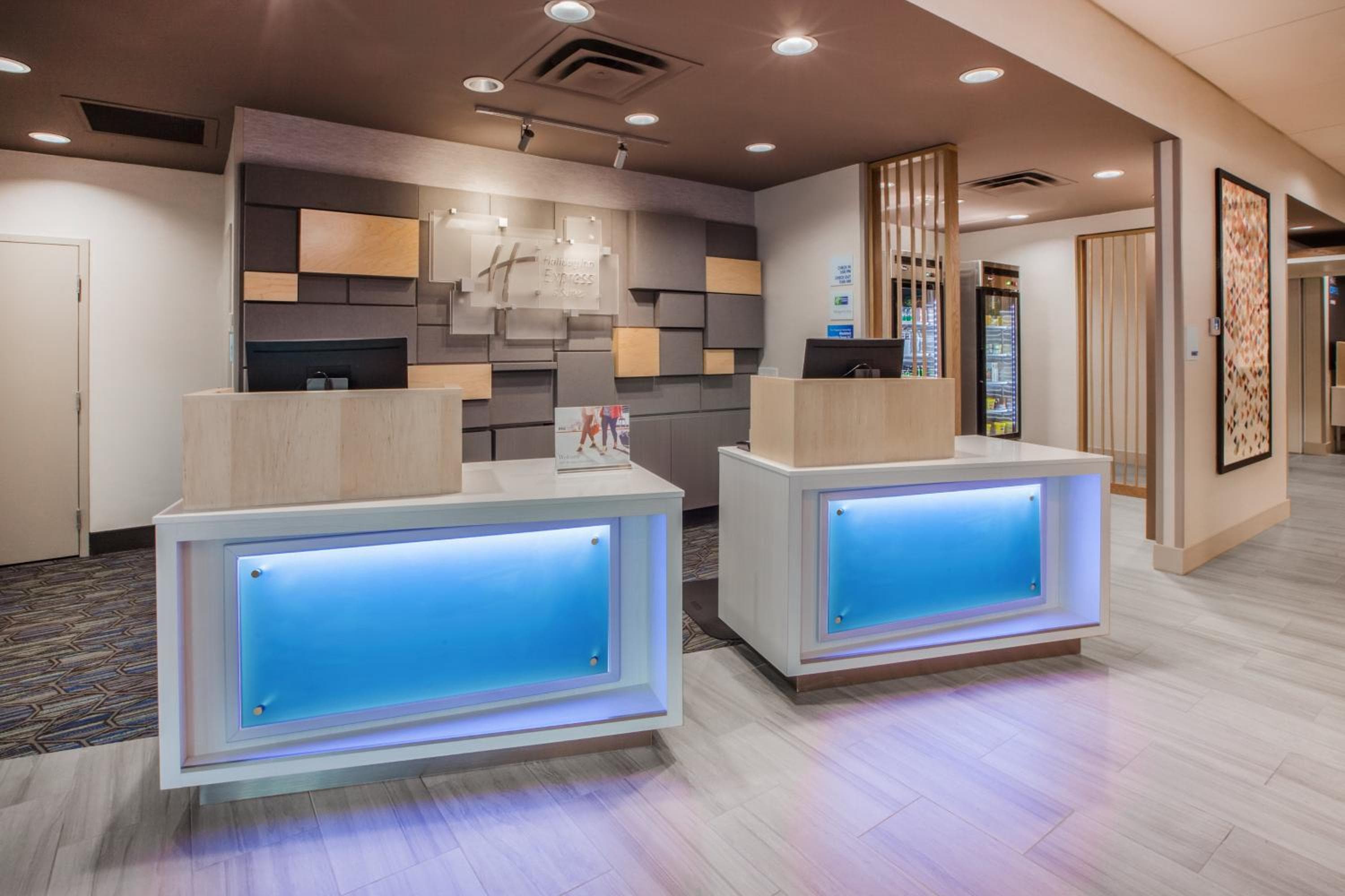 Holiday Inn Express & Suites Overland Park by IHG