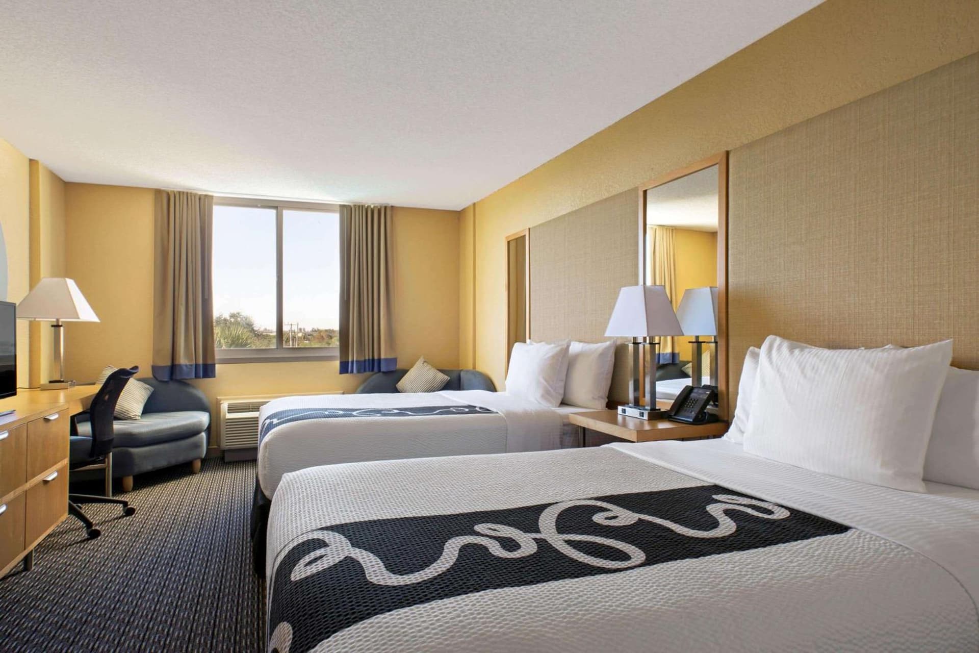 La Quinta Inn & Suites by Wyndham Sunrise