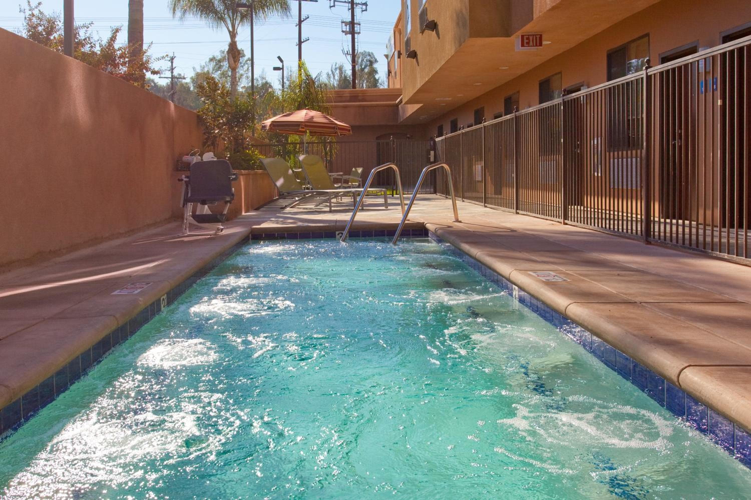 Holiday Inn Express & Suites Woodland Hills by IHG