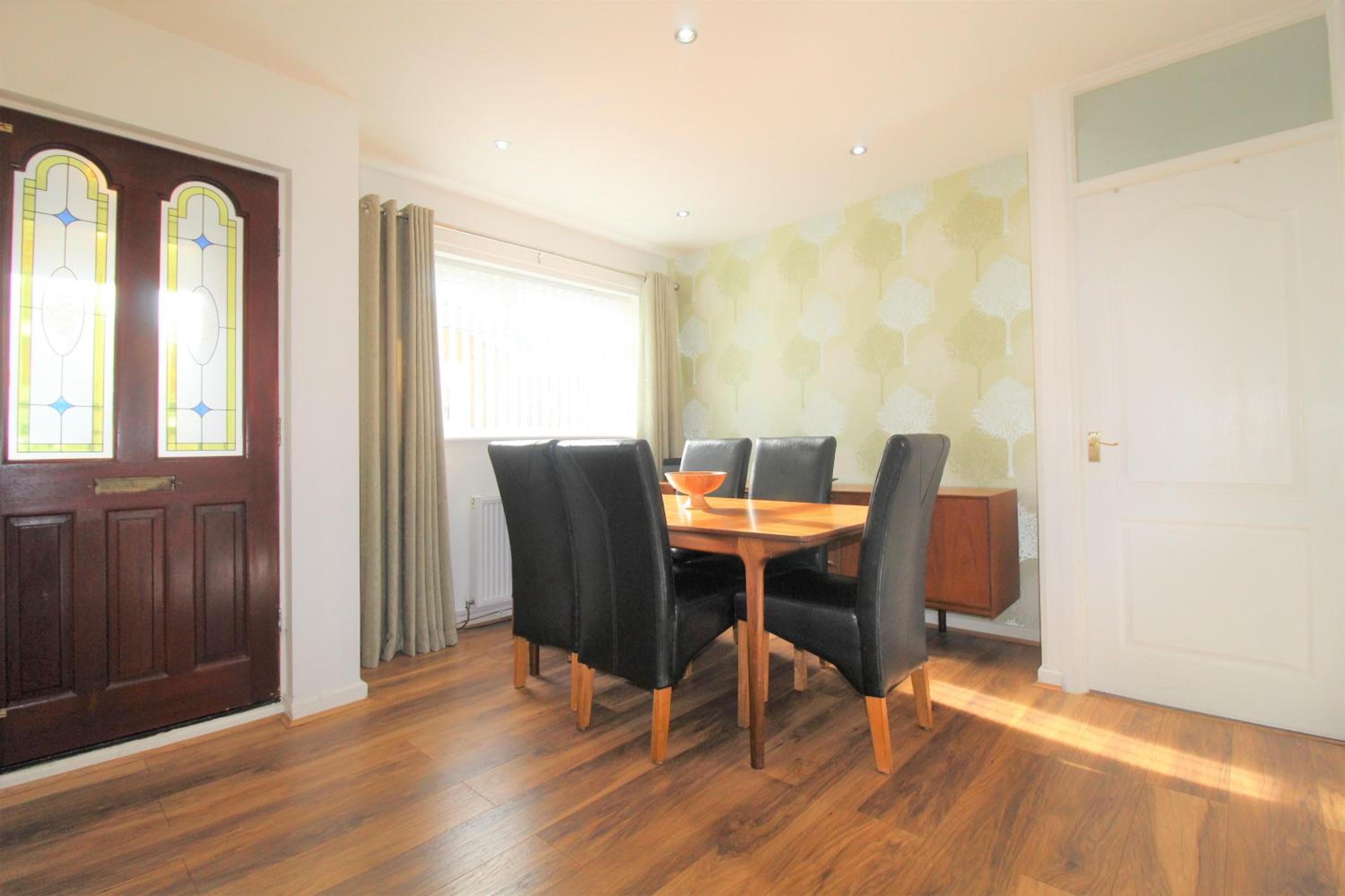 Spacious bungalow - private secure garden - sleeps up to 6