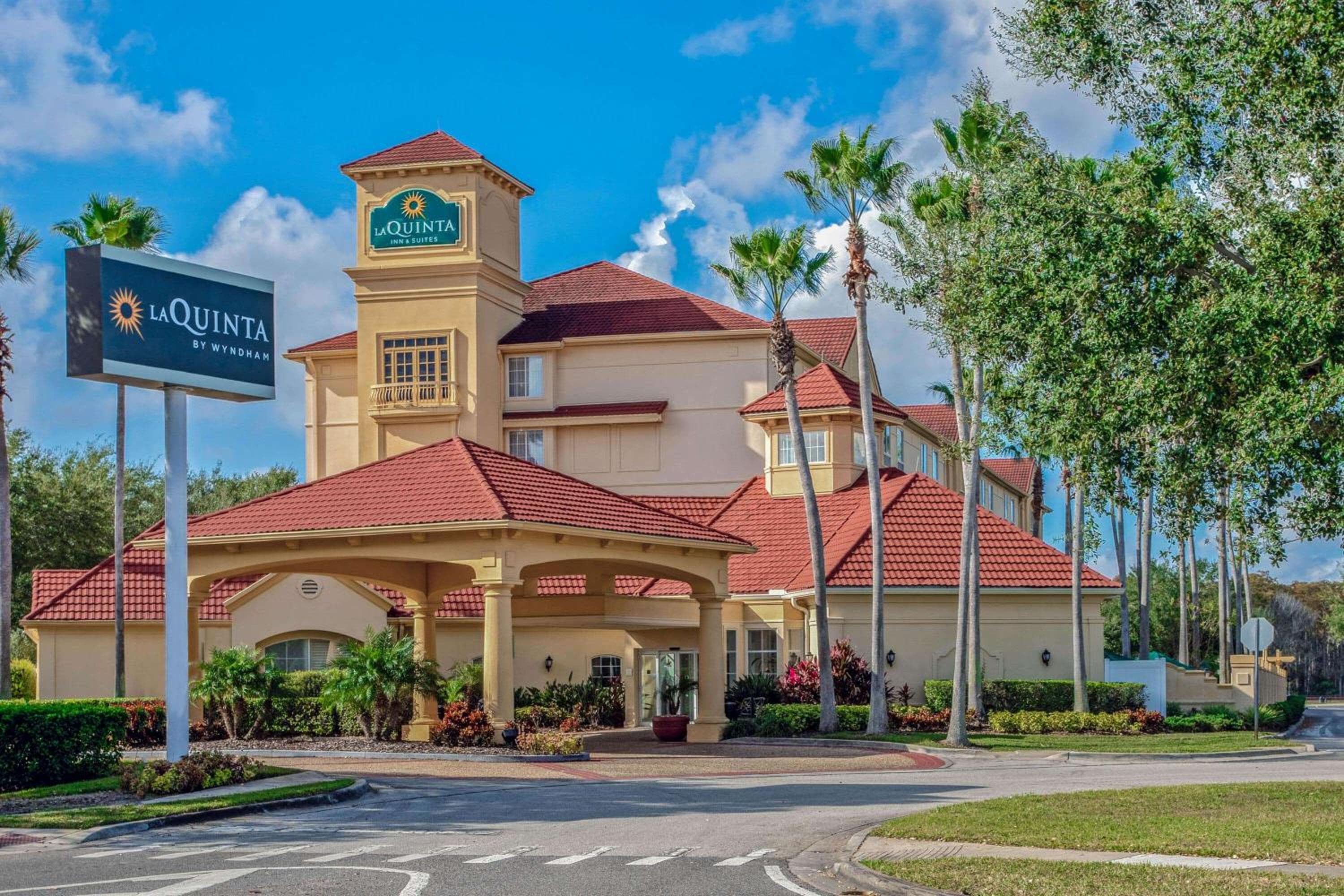 La Quinta by Wyndham Orlando Airport - On Property Food Trucks & Free Airport Shuttle!
