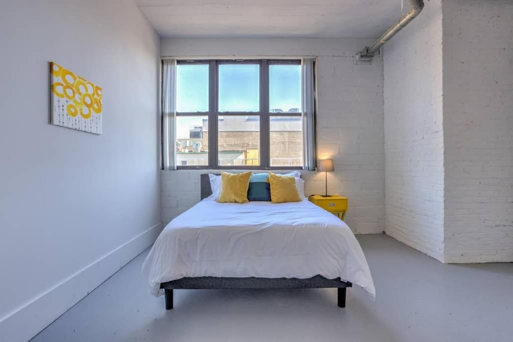 Ultra Chic Loft walk to CityMu/Aquarium/ConvnCntr