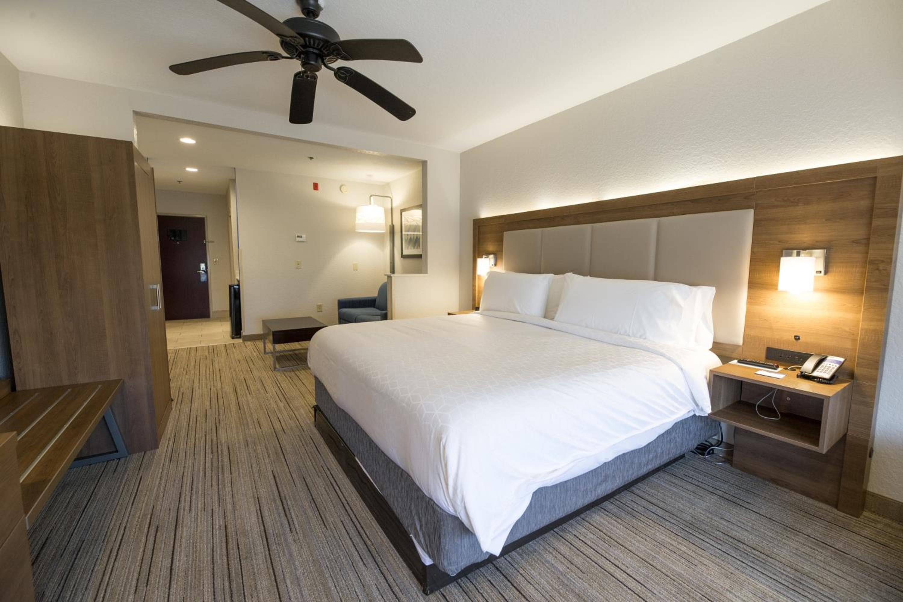 Holiday Inn Express Hotel & Suites Clinton by IHG