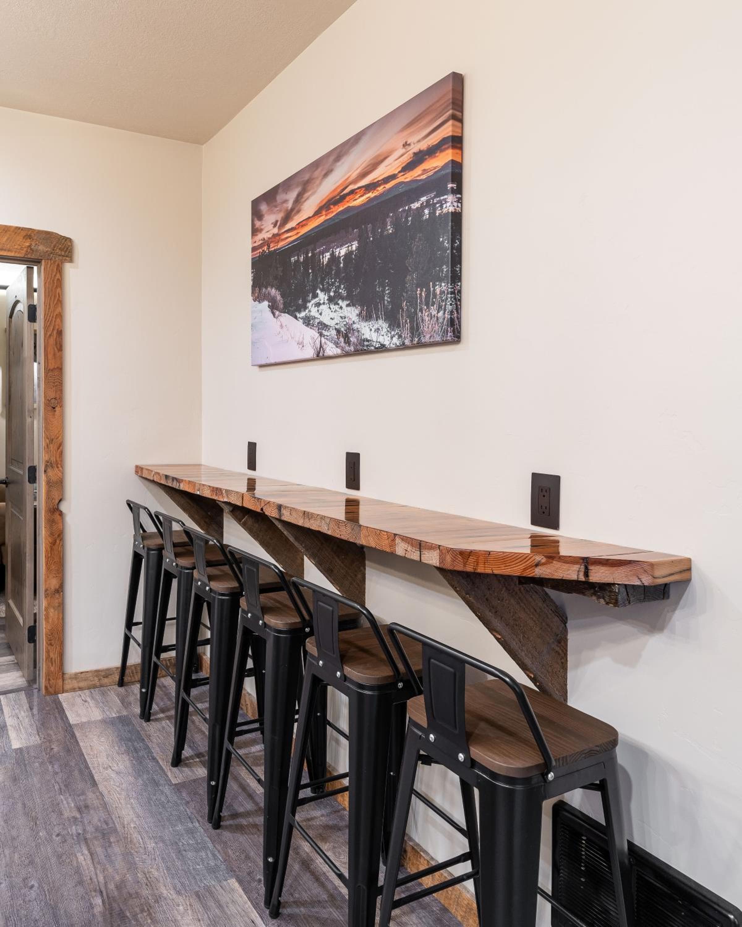 The Adventure Inn Yellowstone- Jack Creek: 2 Queen Suite 1min from Yellowstone, sleeps 4.