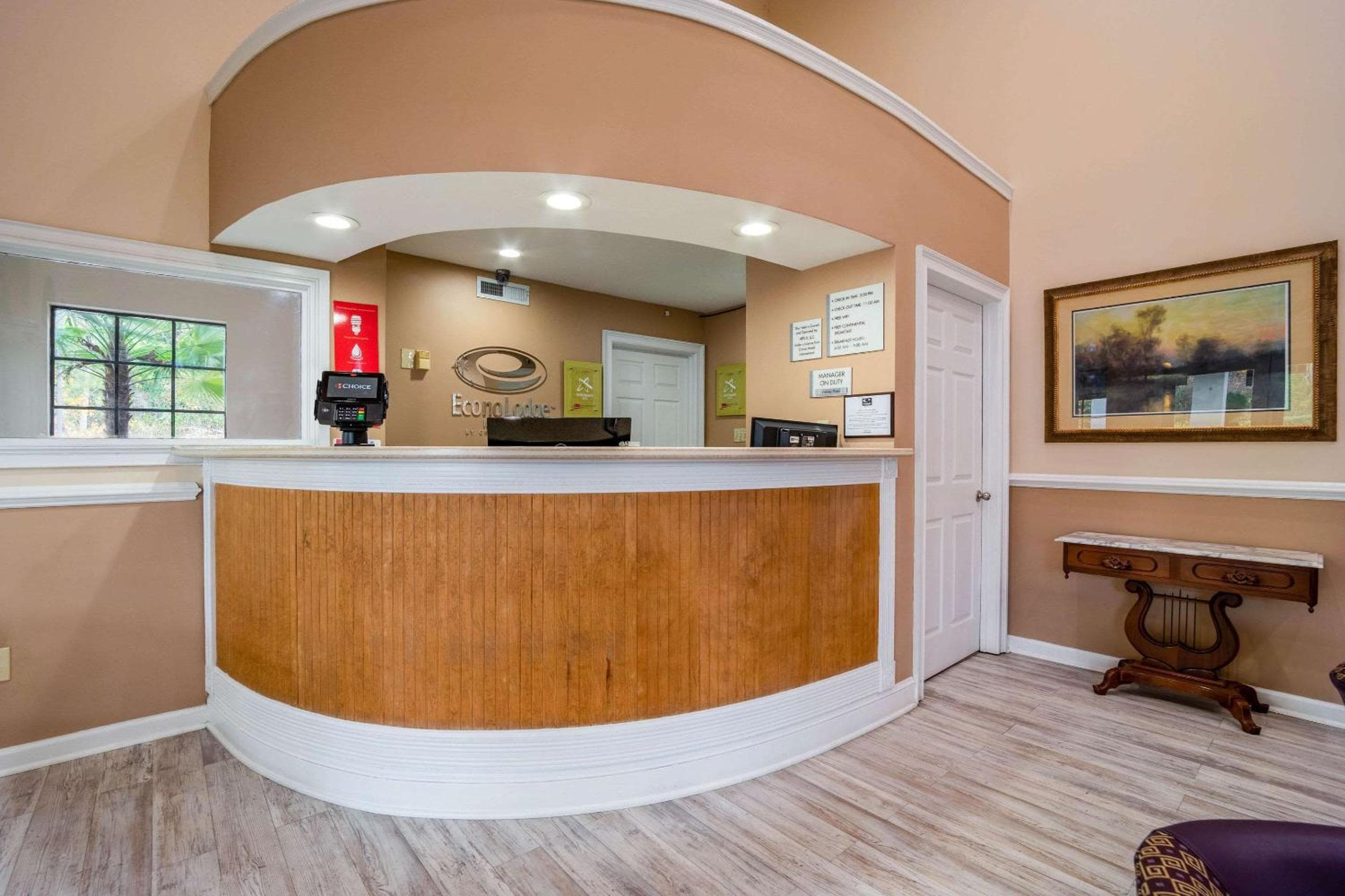 Econo Lodge Inn & Suites Cayce I-26 Airport