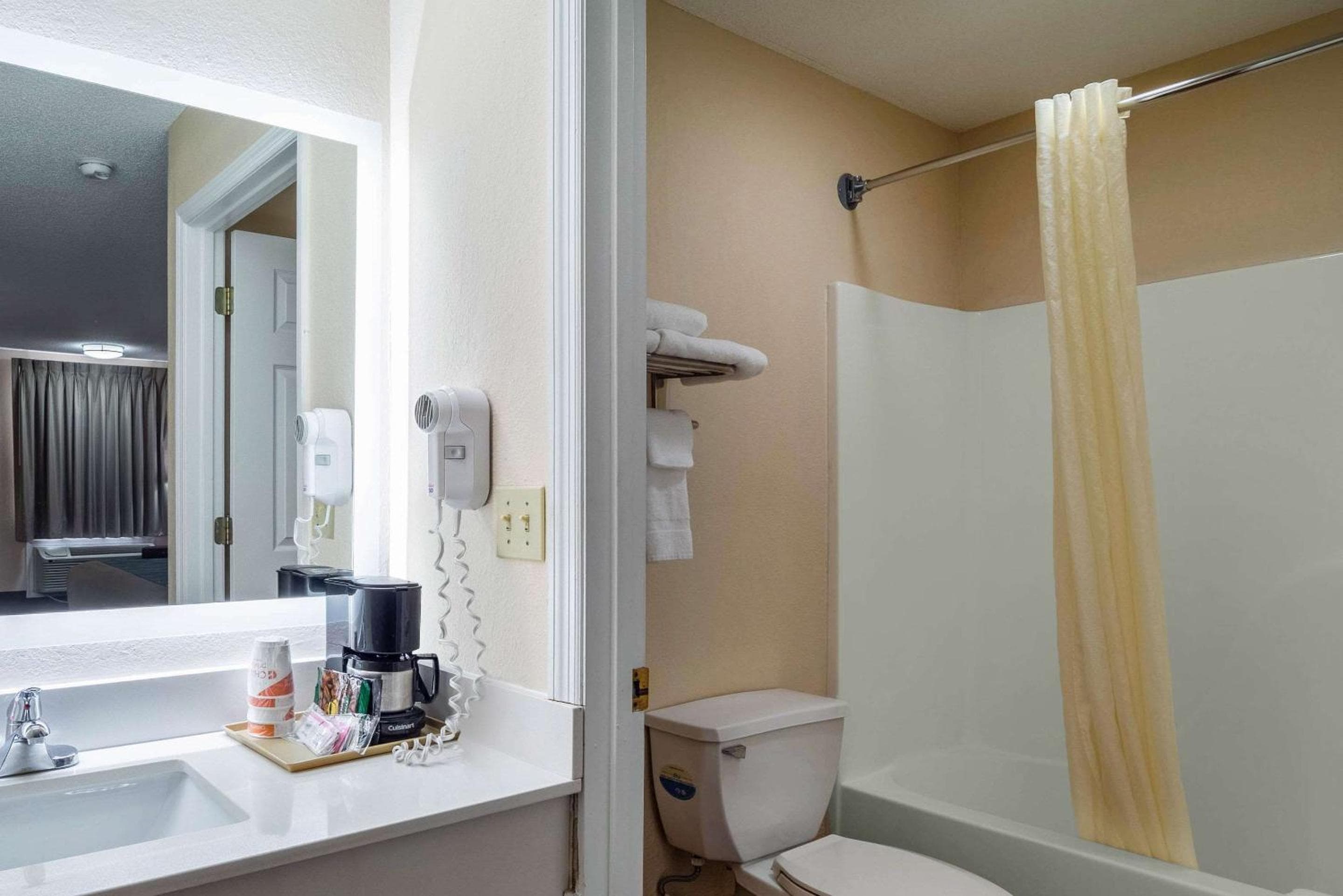 Econo Lodge Inn & Suites Cayce I-26 Airport