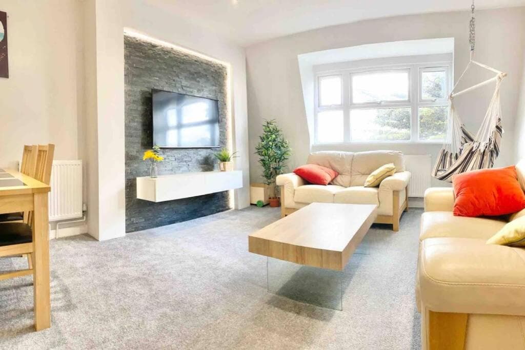 The Lansdowne Hideaway - Brought to you by Coastline Retreats - Newly Refurbished Town centre, Close to beach, Large Jet bath with TV, Netflix, swing and P