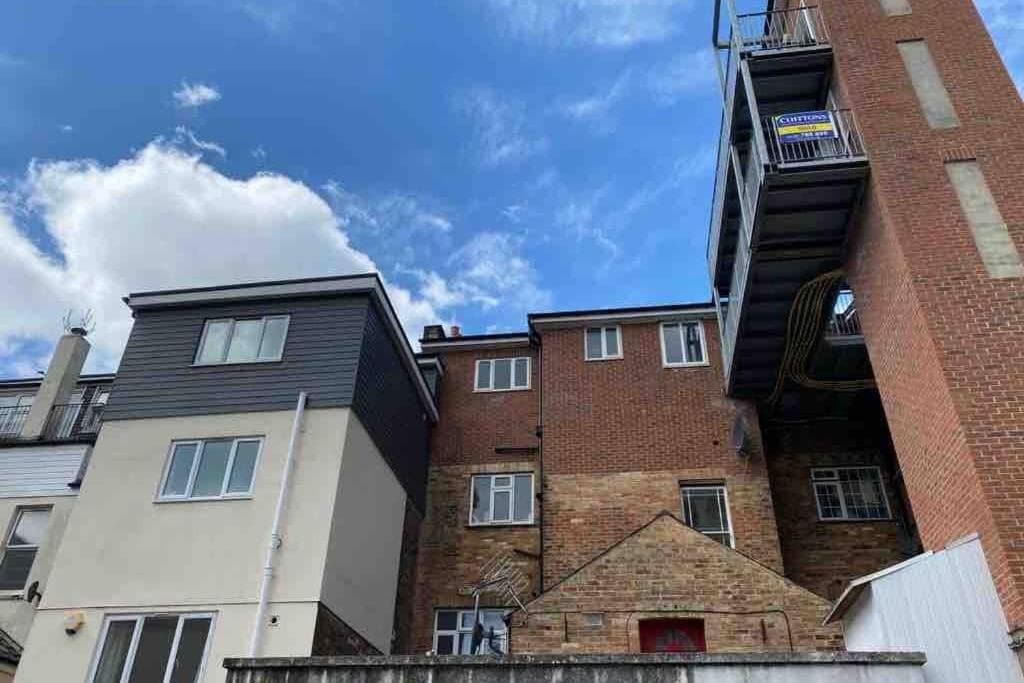 The Lansdowne Hideaway - Brought to you by Coastline Retreats - Newly Refurbished Town centre, Close to beach, Large Jet bath with TV, Netflix, swing and P