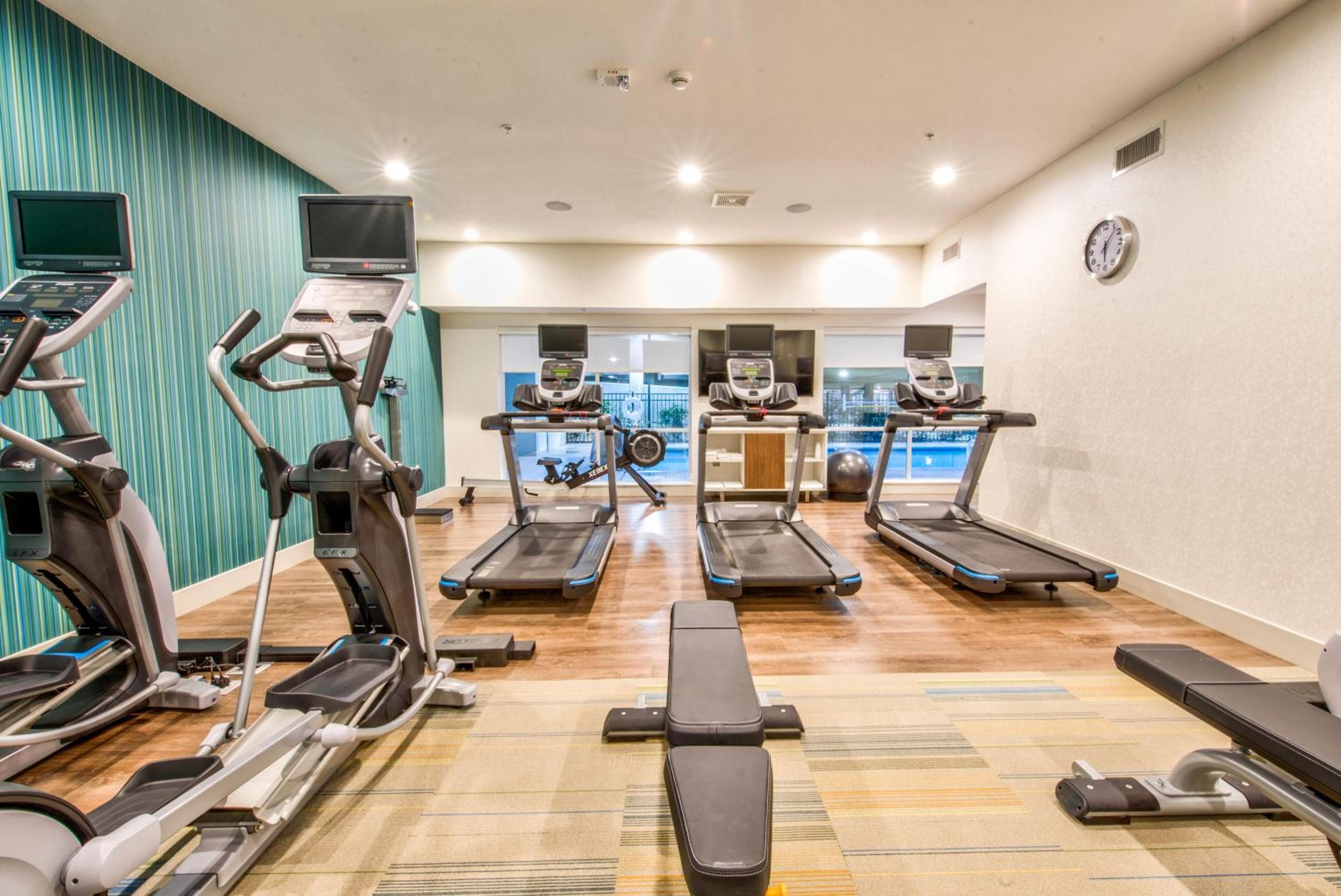 Holiday Inn Express & Suites Dallas NW - Farmers Branch by IHG