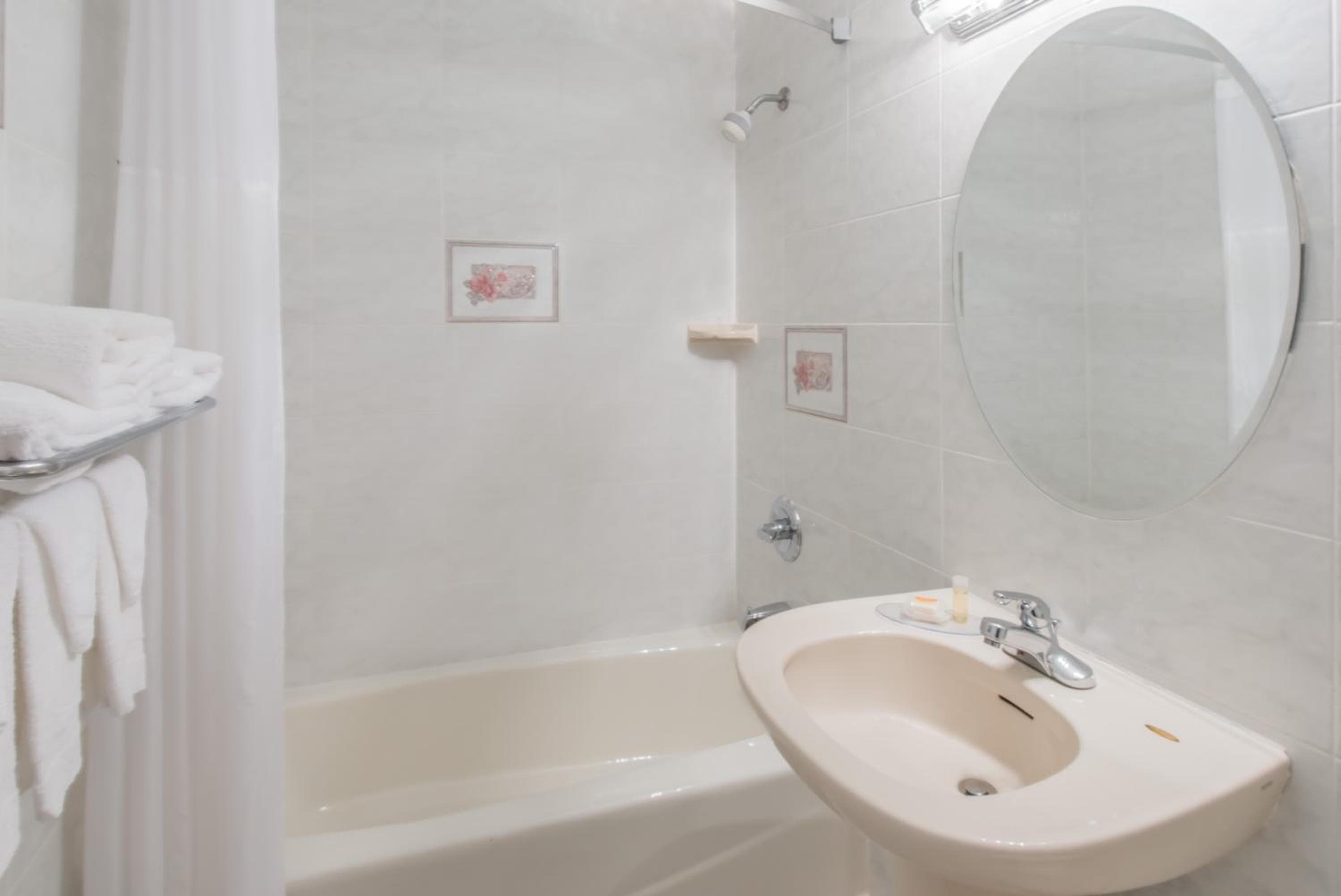 Days Inn by Wyndham Hicksville Long Island