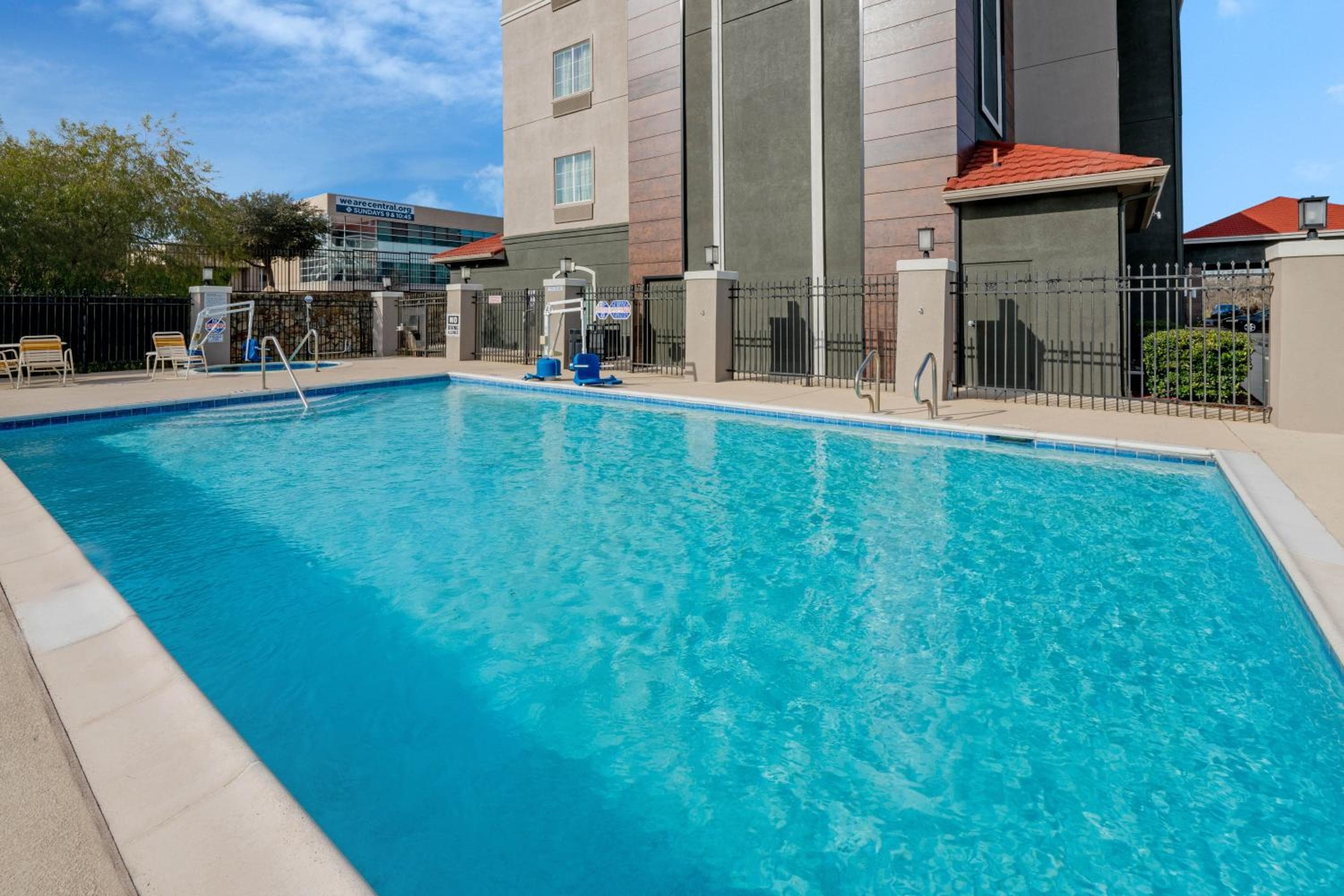 La Quinta Inn & Suites by Wyndham Fort Worth Arlington West