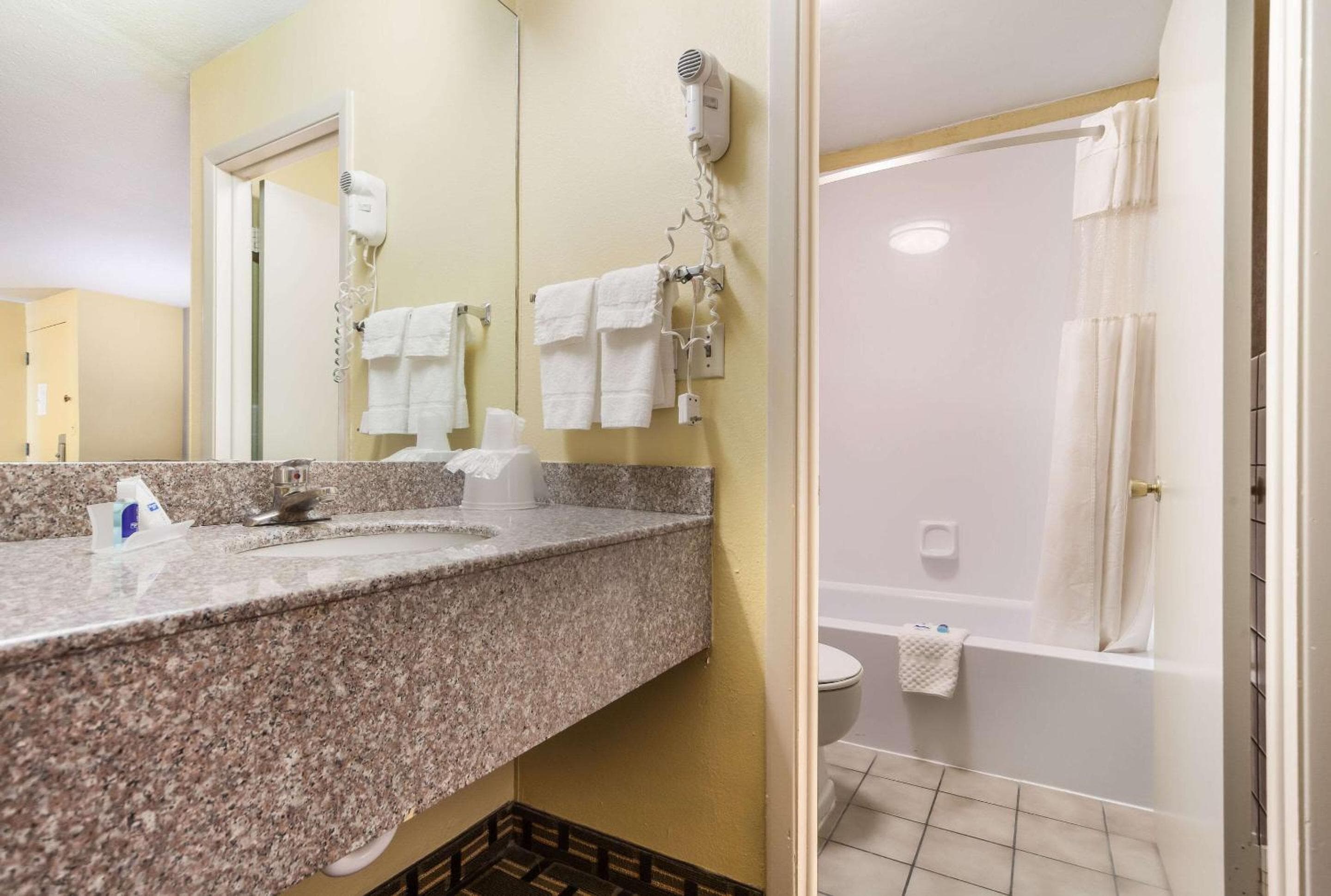 Rodeway Inn Lincoln West - University Area