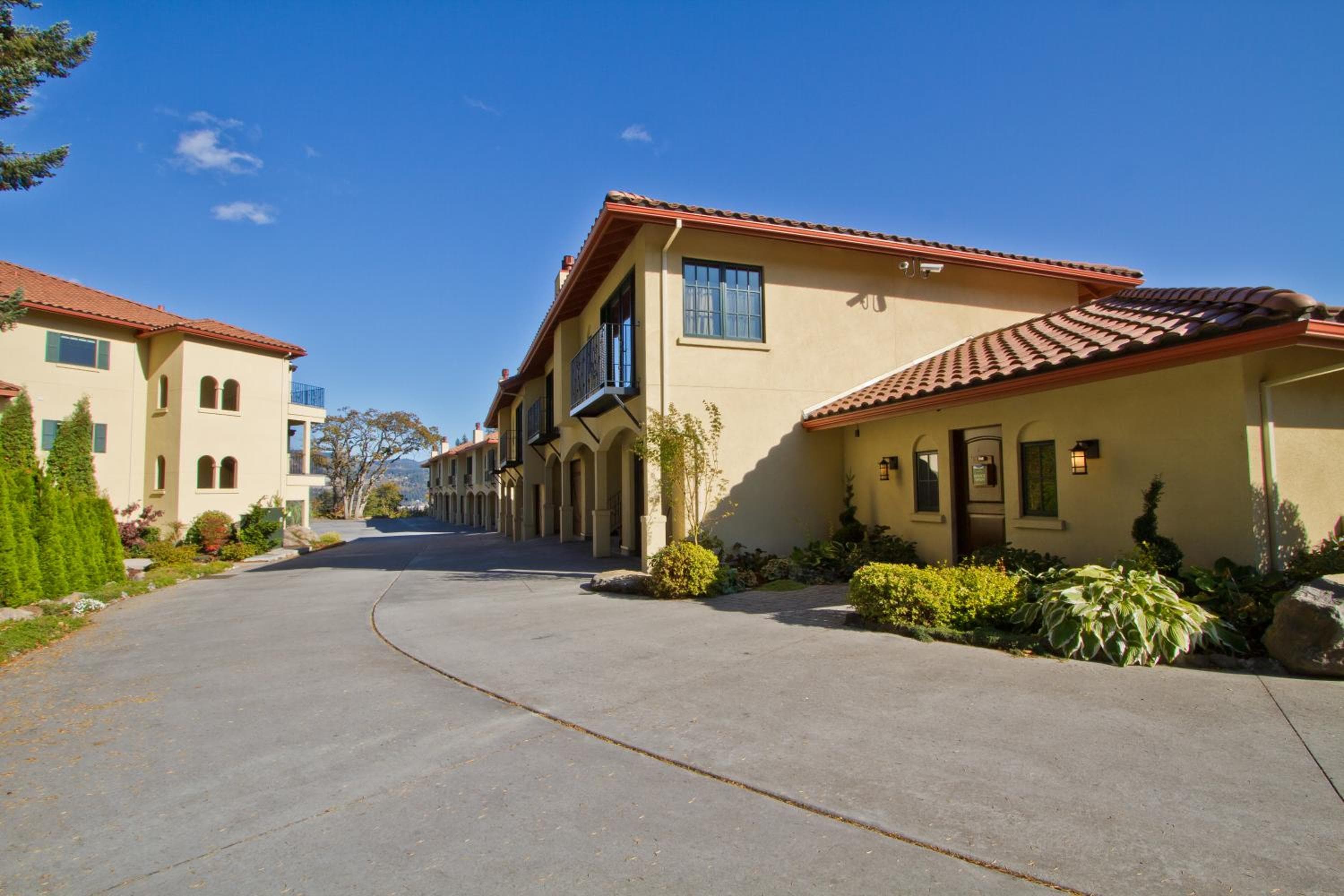 Columbia Cliff Villas