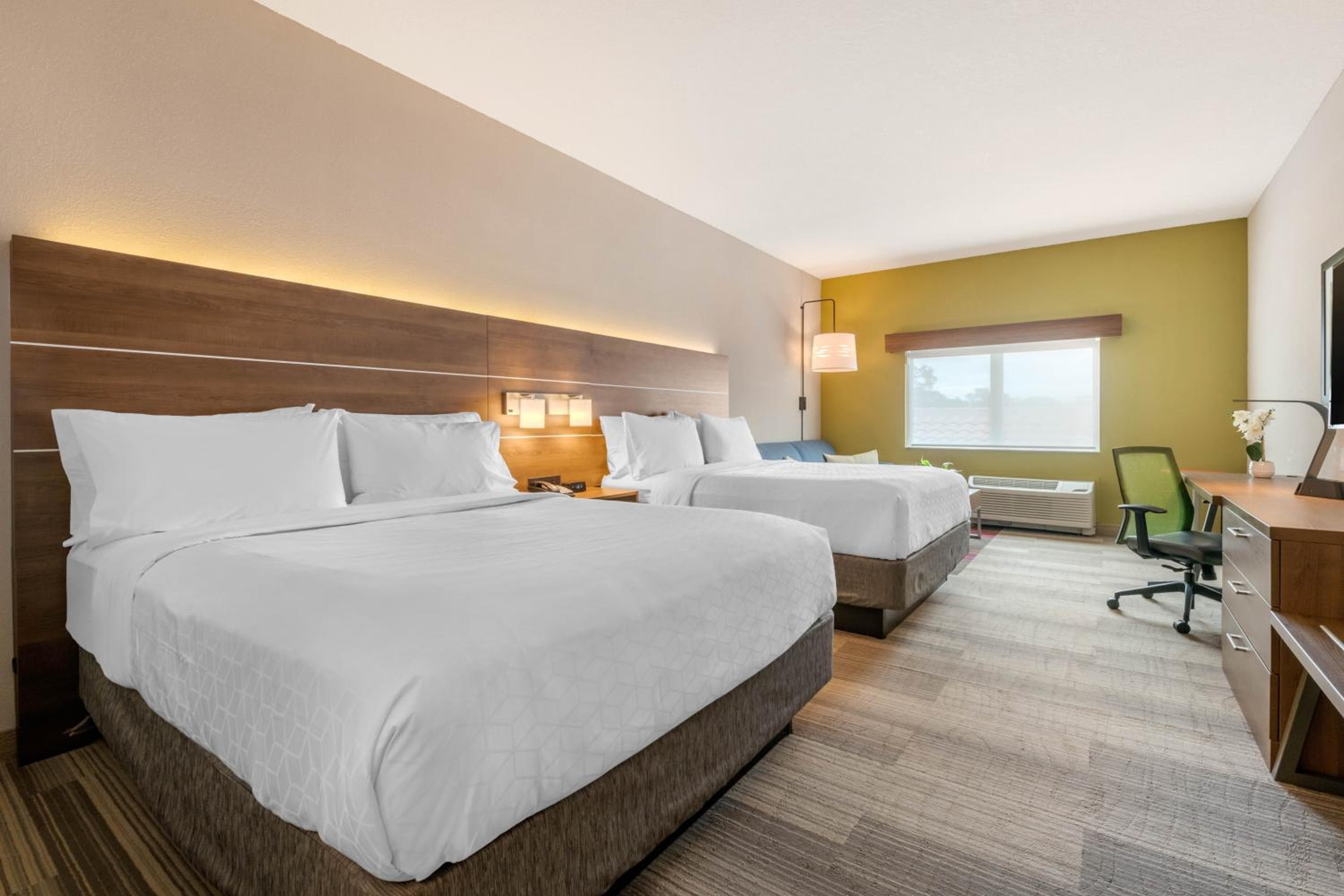 Holiday Inn Express & Suites - St. Petersburg - Madeira Beach by IHG