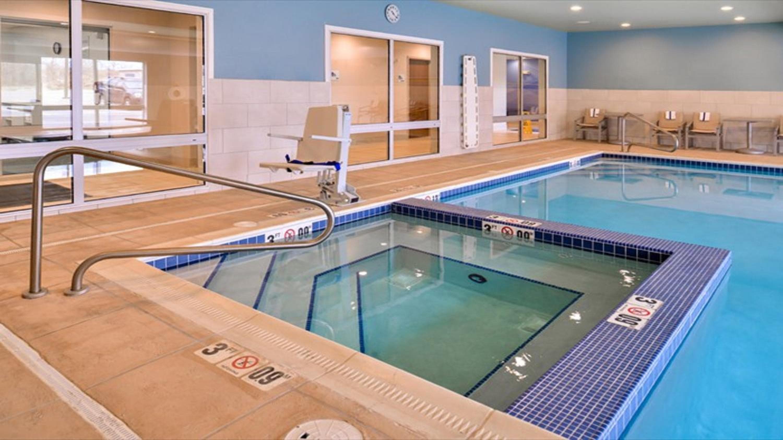 Holiday Inn Express & Suites - Parkersburg East by IHG