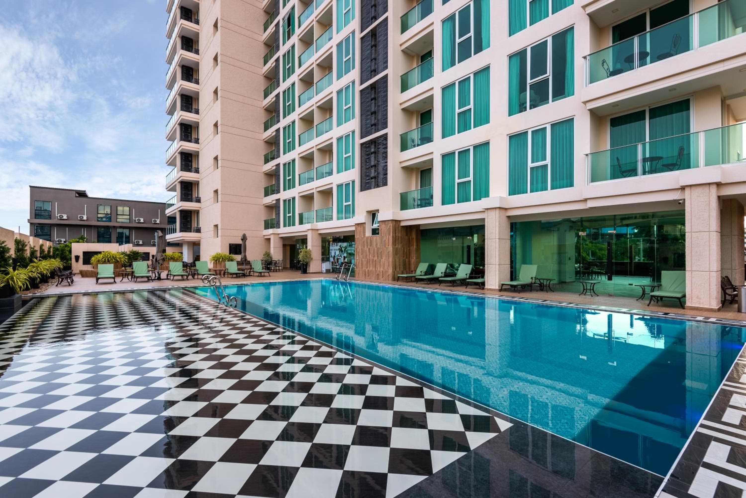 Rare Panoramic Sea, City & Mountain Views - XXL Balcony - 1Gbps Blazing Fast Free WIFI - Pool - Gym - Pool Table - Steam - Sauna - Bar
