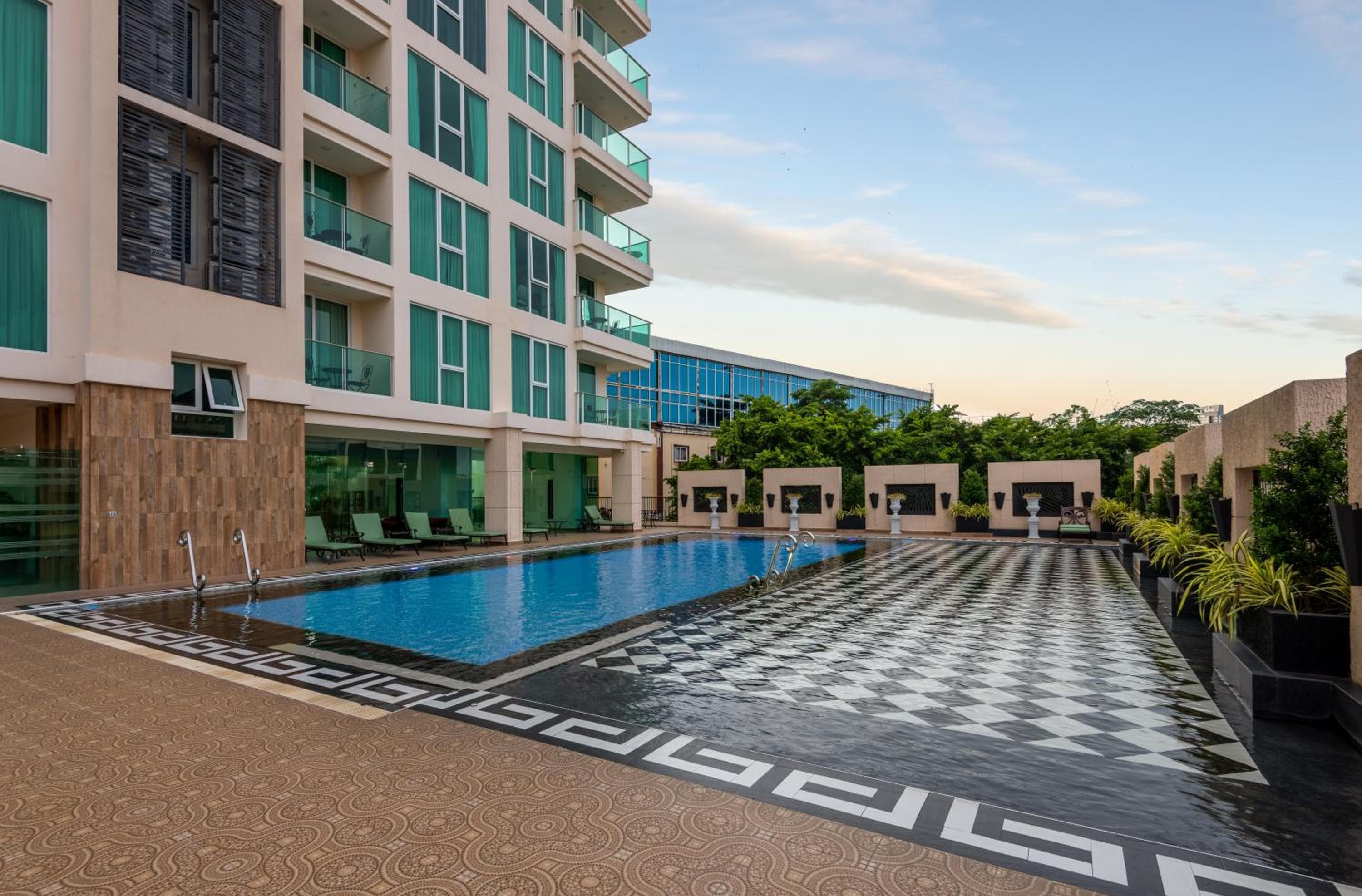 Rare Panoramic Sea, City & Mountain Views - XXL Balcony - 1Gbps Blazing Fast Free WIFI - Pool - Gym - Pool Table - Steam - Sauna - Bar