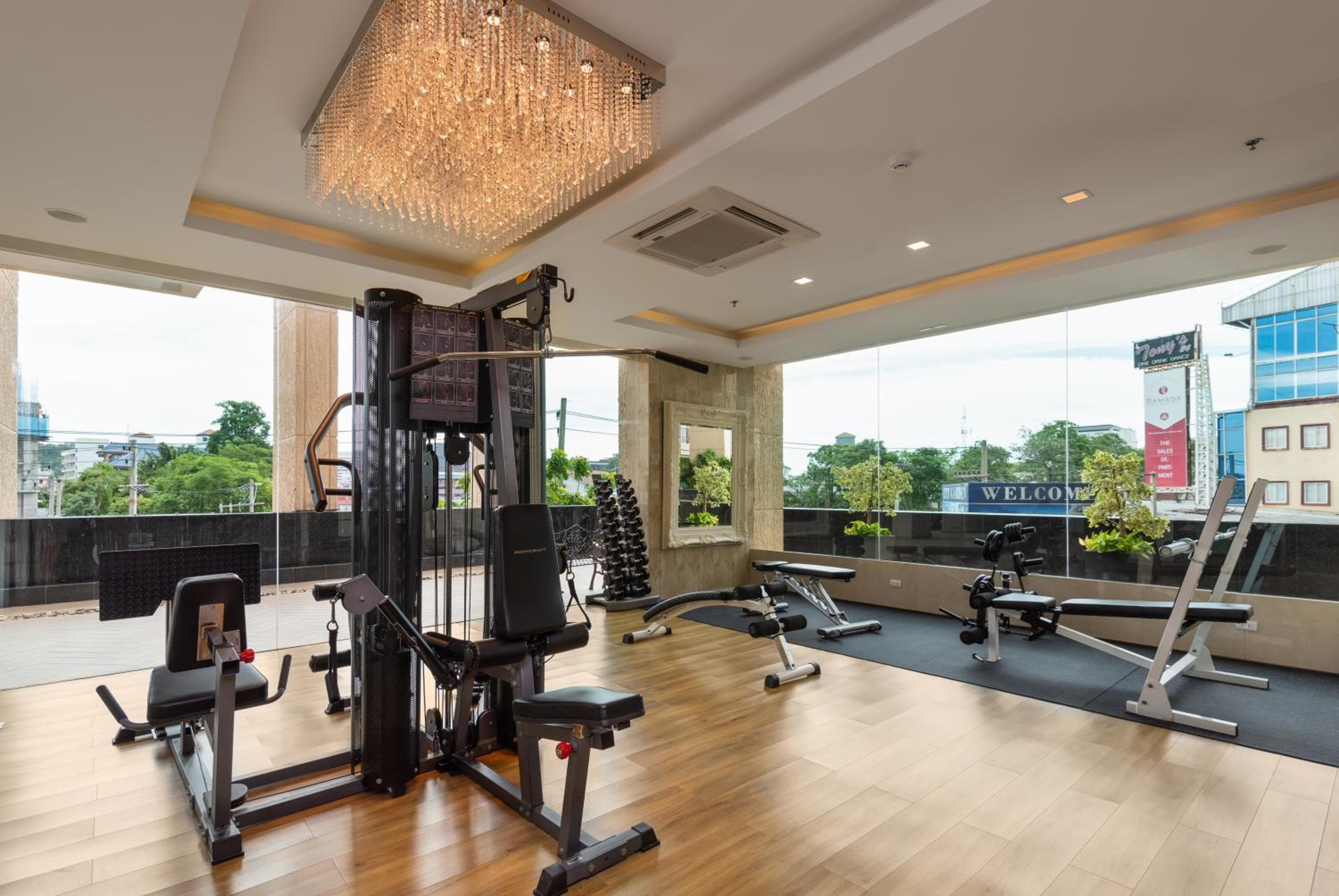 Rare Panoramic Sea, City & Mountain Views - XXL Balcony - 1Gbps Blazing Fast Free WIFI - Pool - Gym - Pool Table - Steam - Sauna - Bar