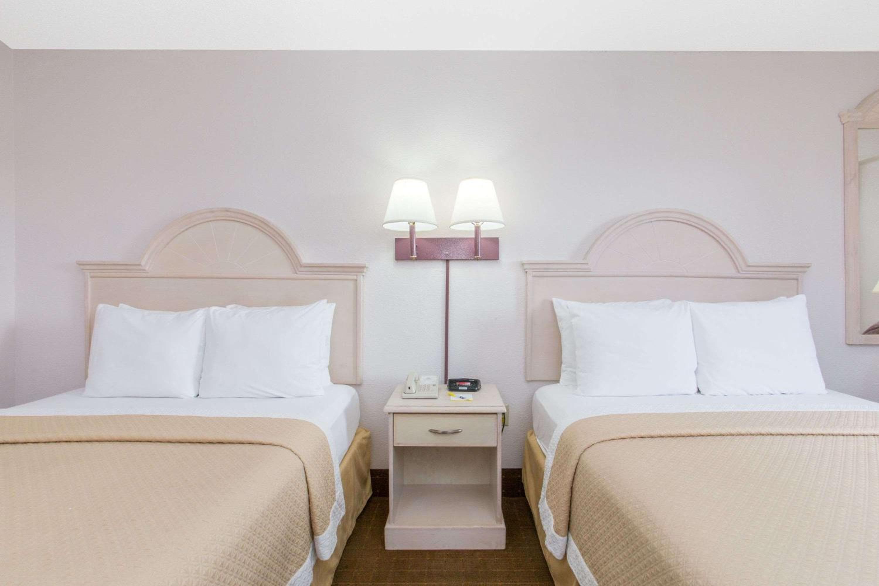 Days Inn & Suites by Wyndham Navarre - near Beaches Hurlburt