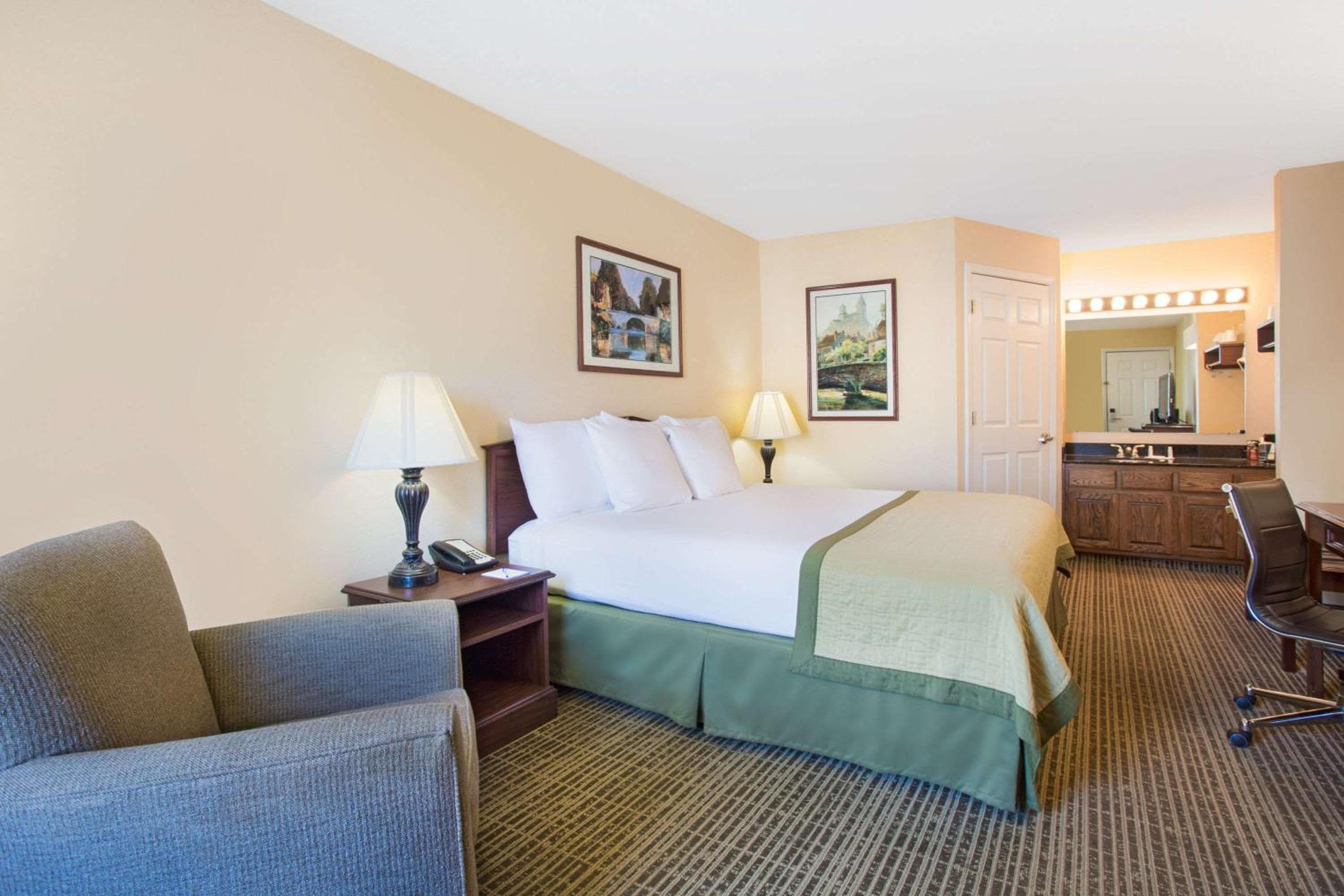 Baymont by Wyndham Forest City