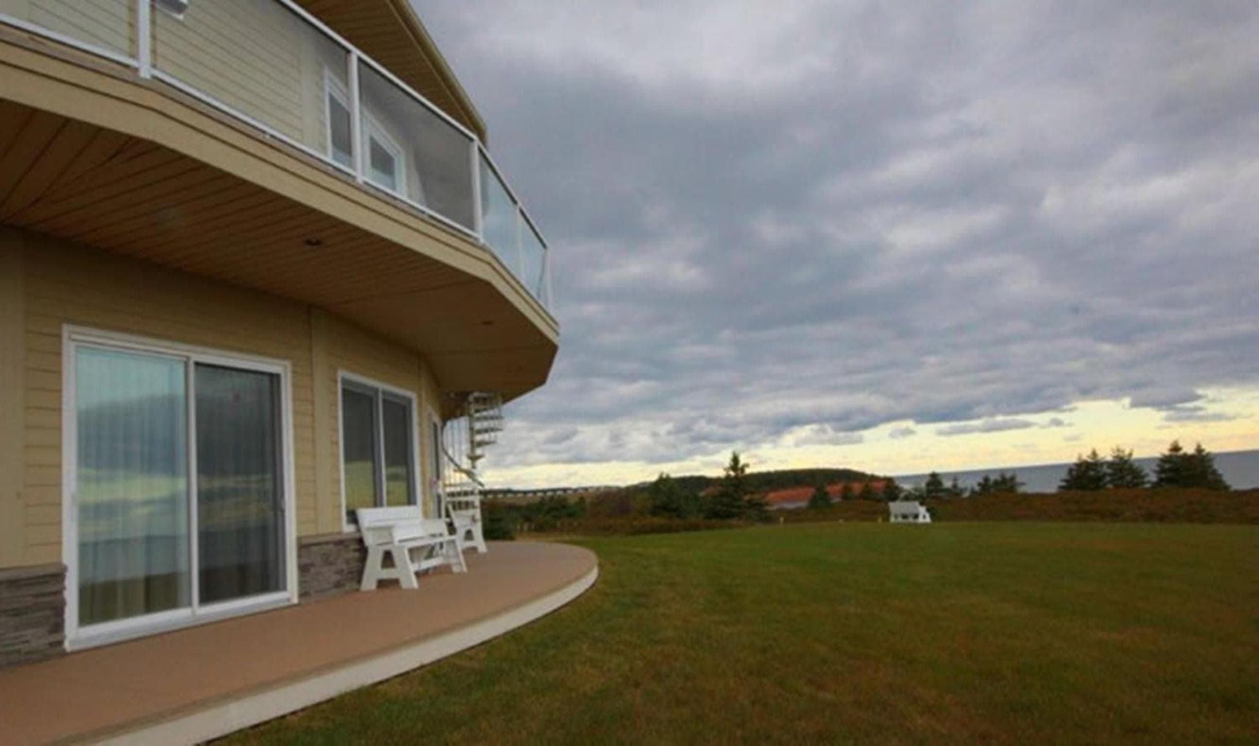 Around the Sea - Cana da's Rotating House, Suites & Tours