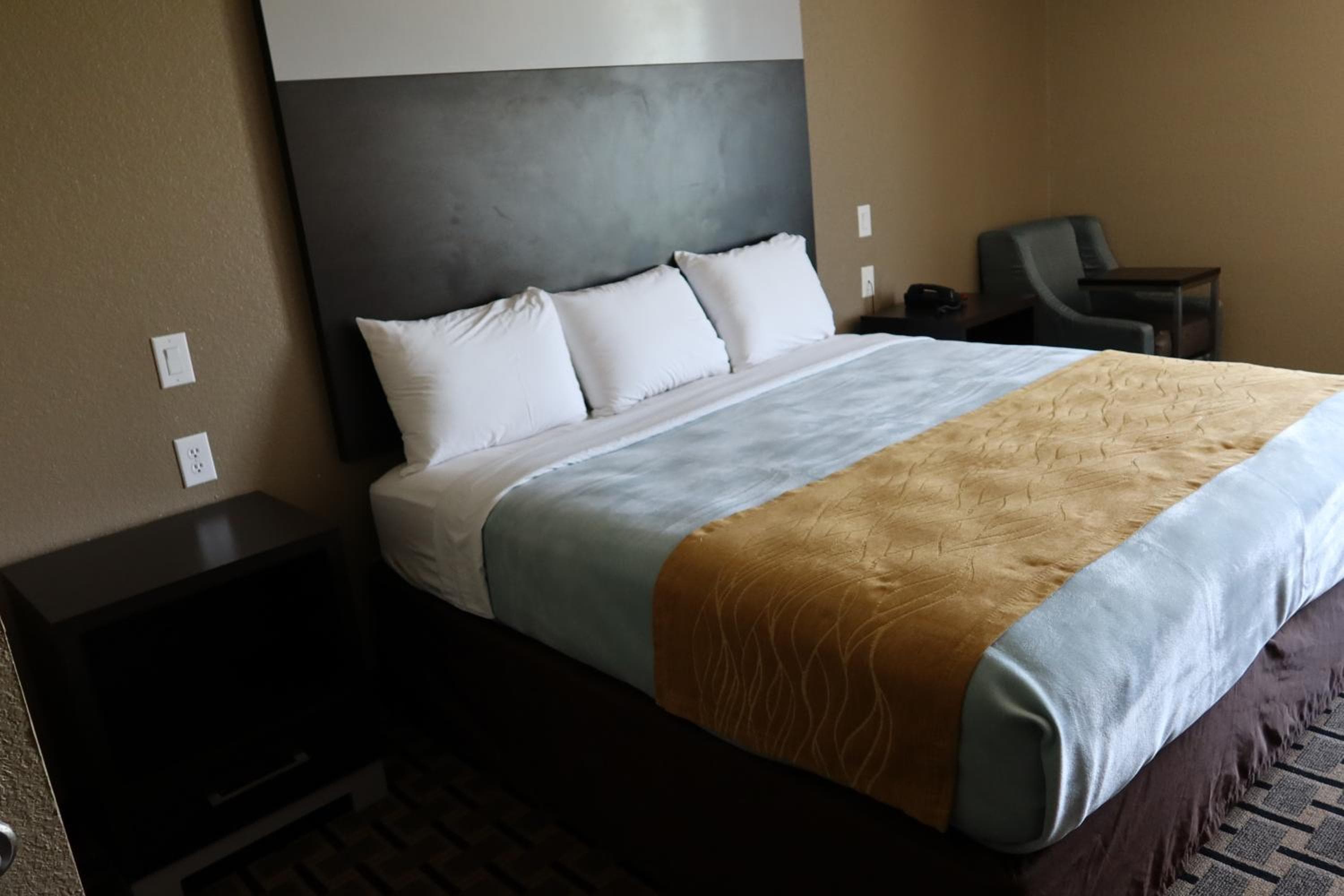 West Worth Inn & Suites White Settlement