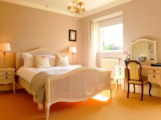 No 6 The Square Tearooms & Accommodation