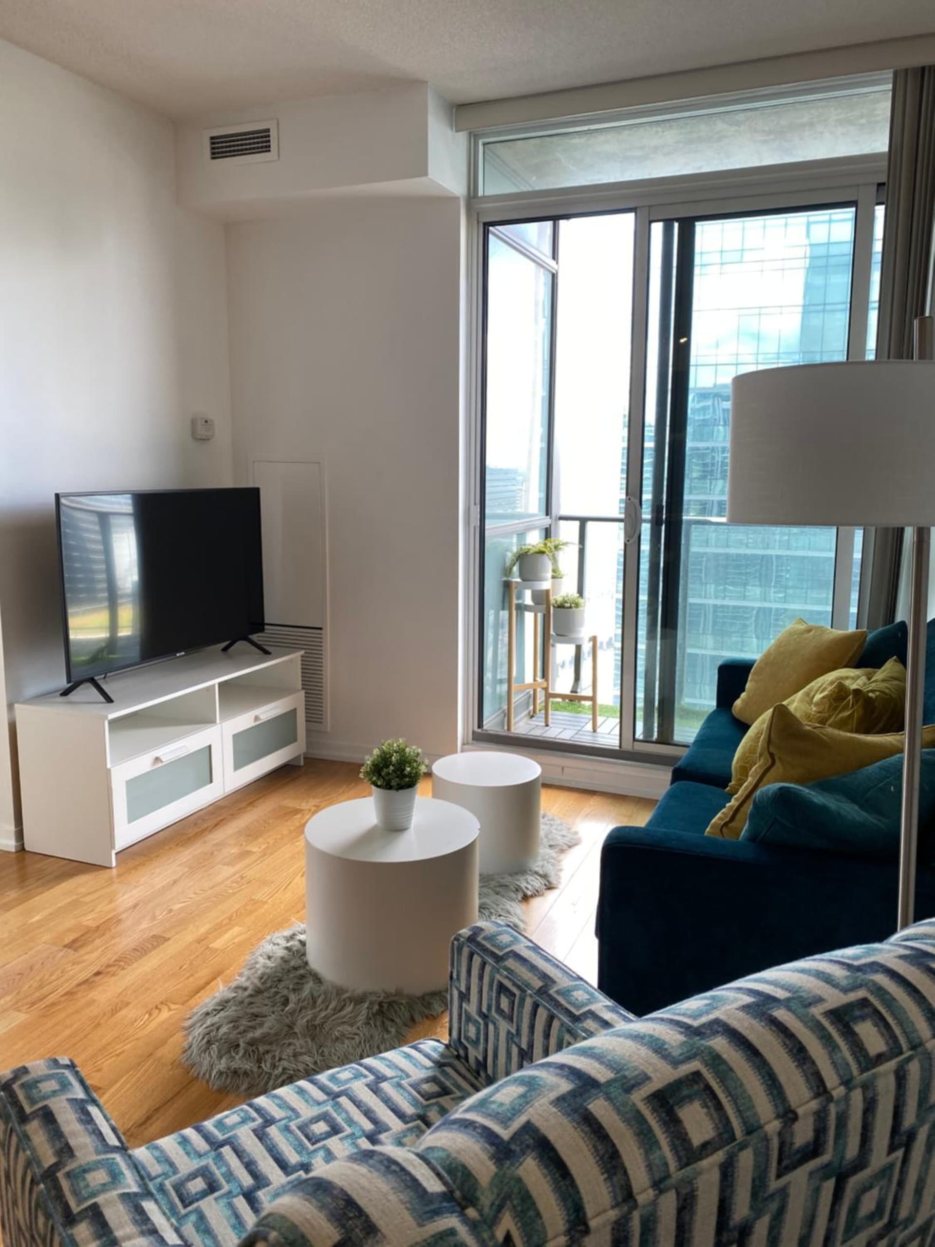 Toronto CN Tower Maple Leaf Square Luxurious 2 Bedroom Condo