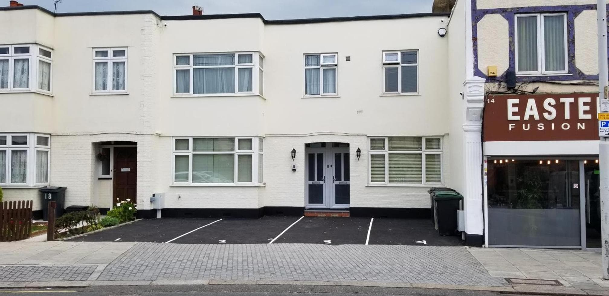London Luxury 3 Bedroom Flat 1min walk from Underground, with FREE PARKING Sleeps x10