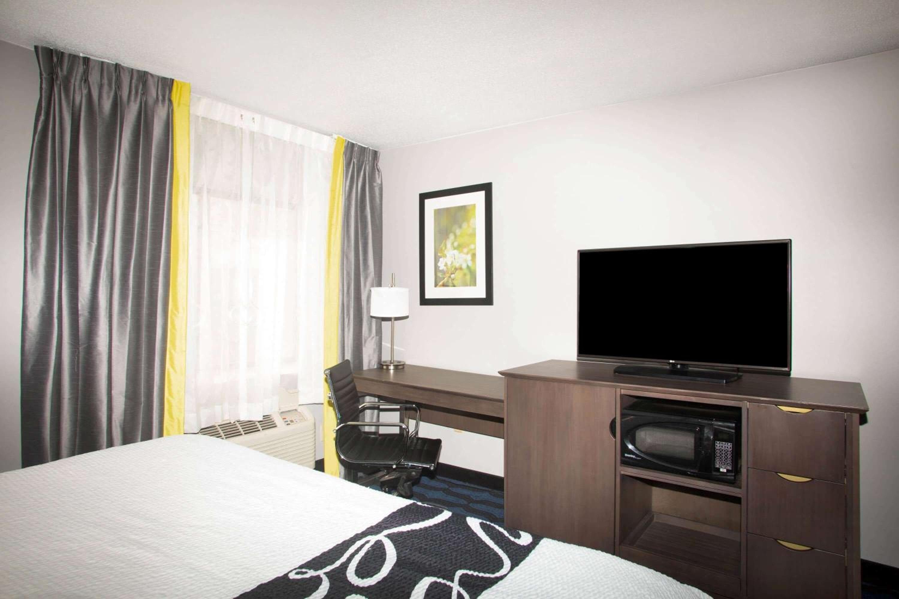 La Quinta Inn & Suites by Wyndham St Louis Hazelwood North