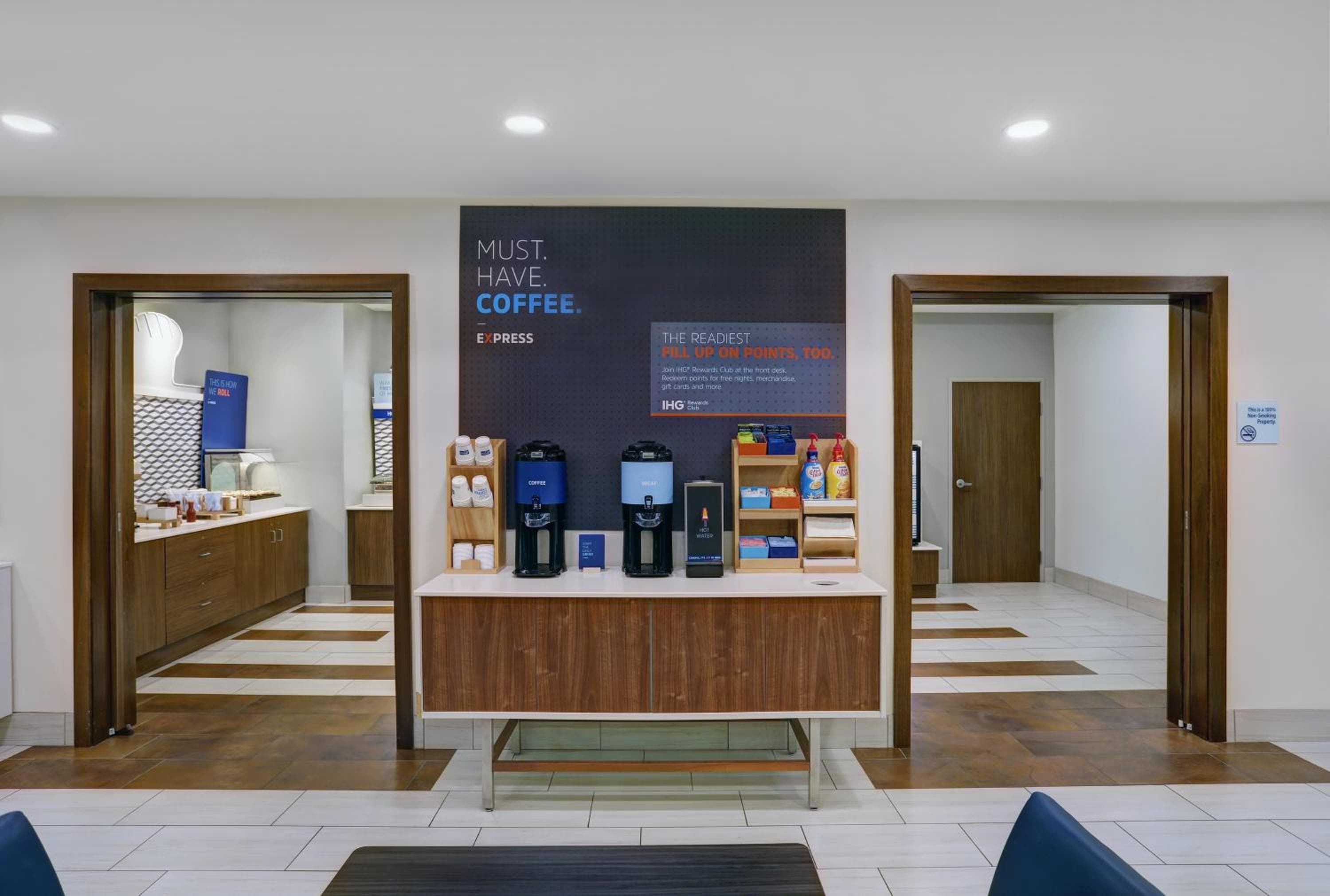 Holiday Inn Express & Suites - Lenexa - Overland Park Area by IHG