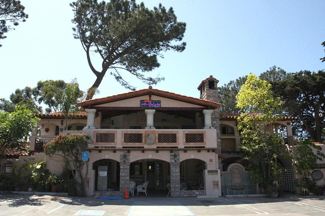 Les Artistes Inn