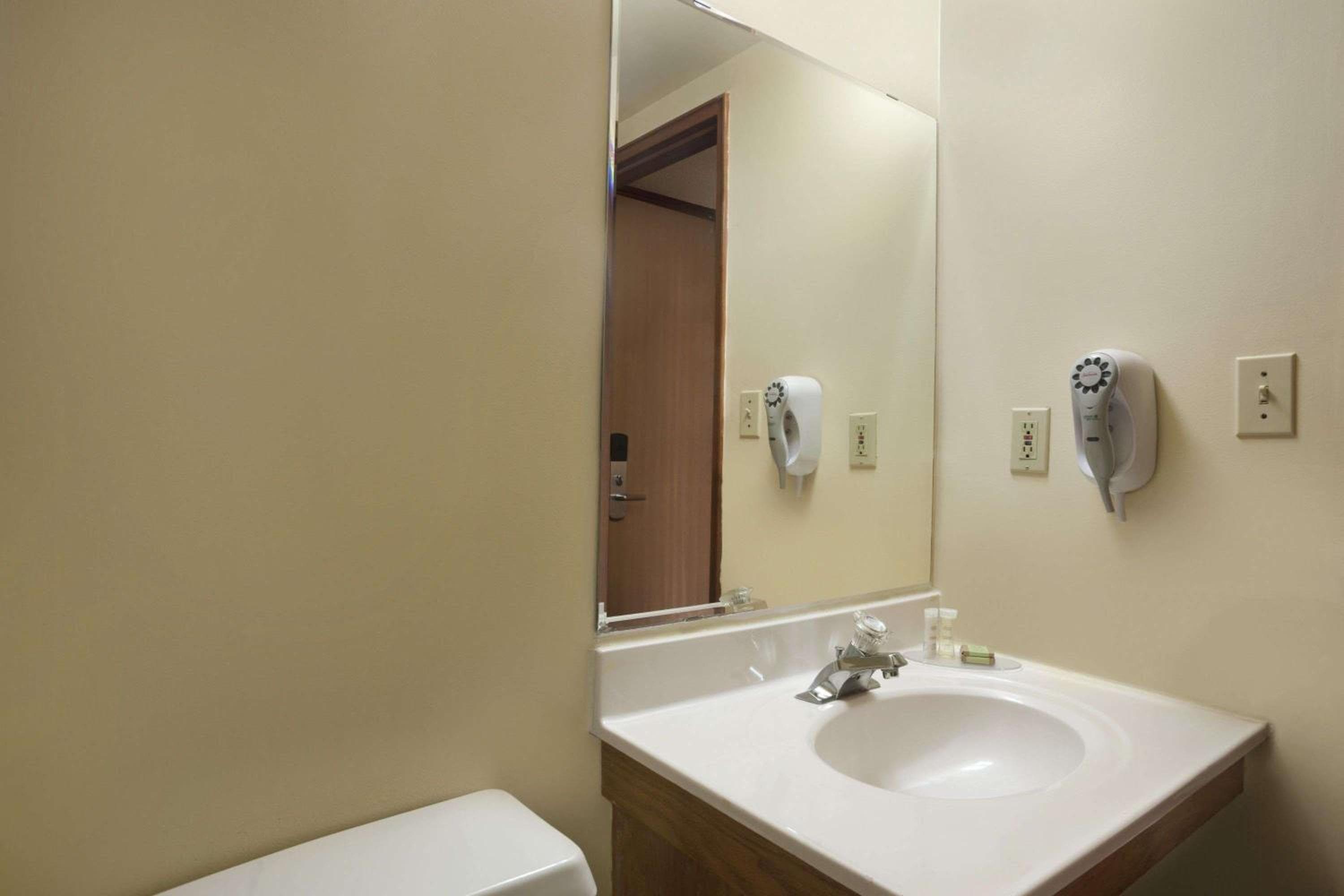 Super 8 by Wyndham Sarnia ON