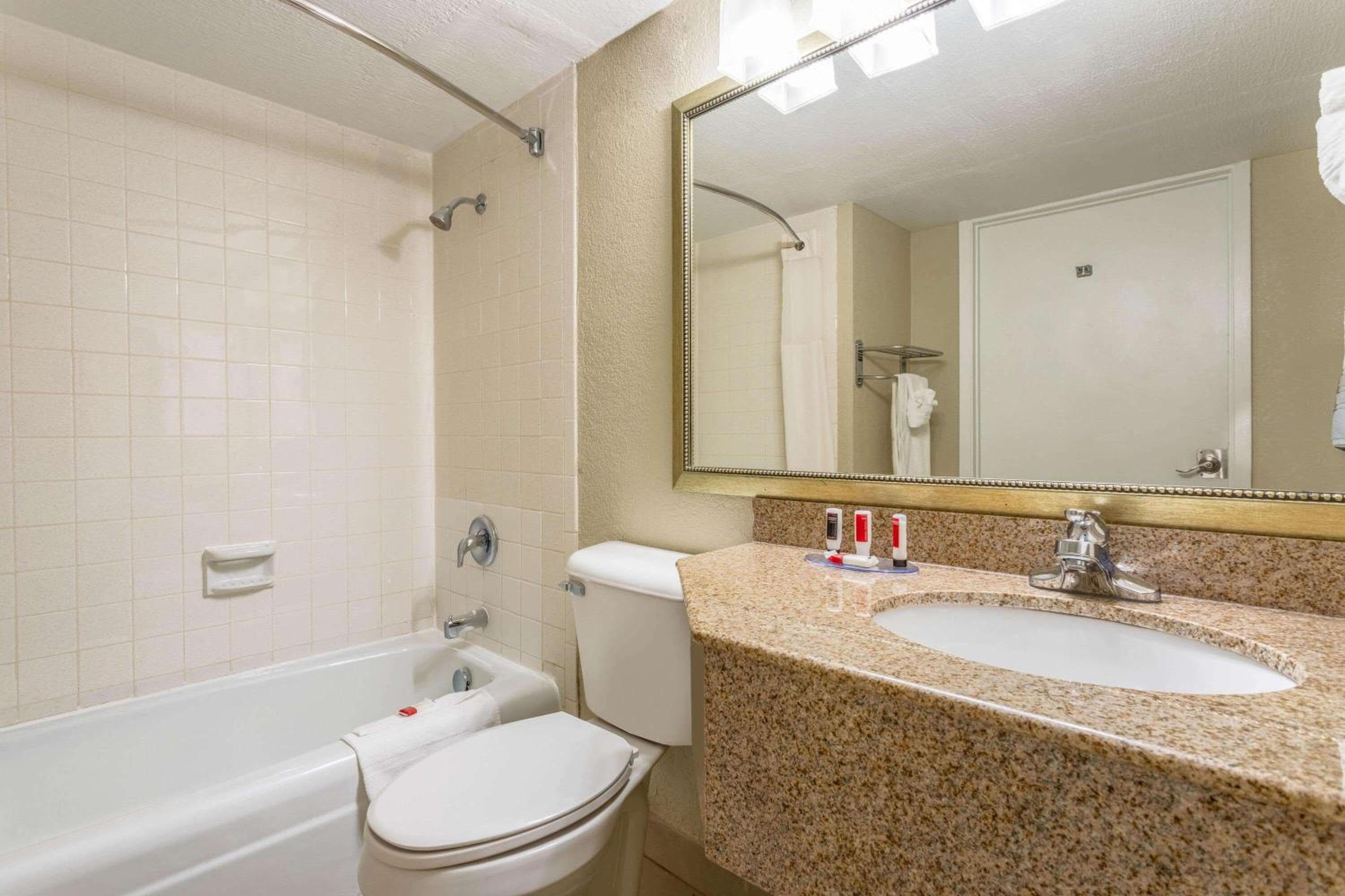 Days Inn and Suites by Wyndham Hammond, IN