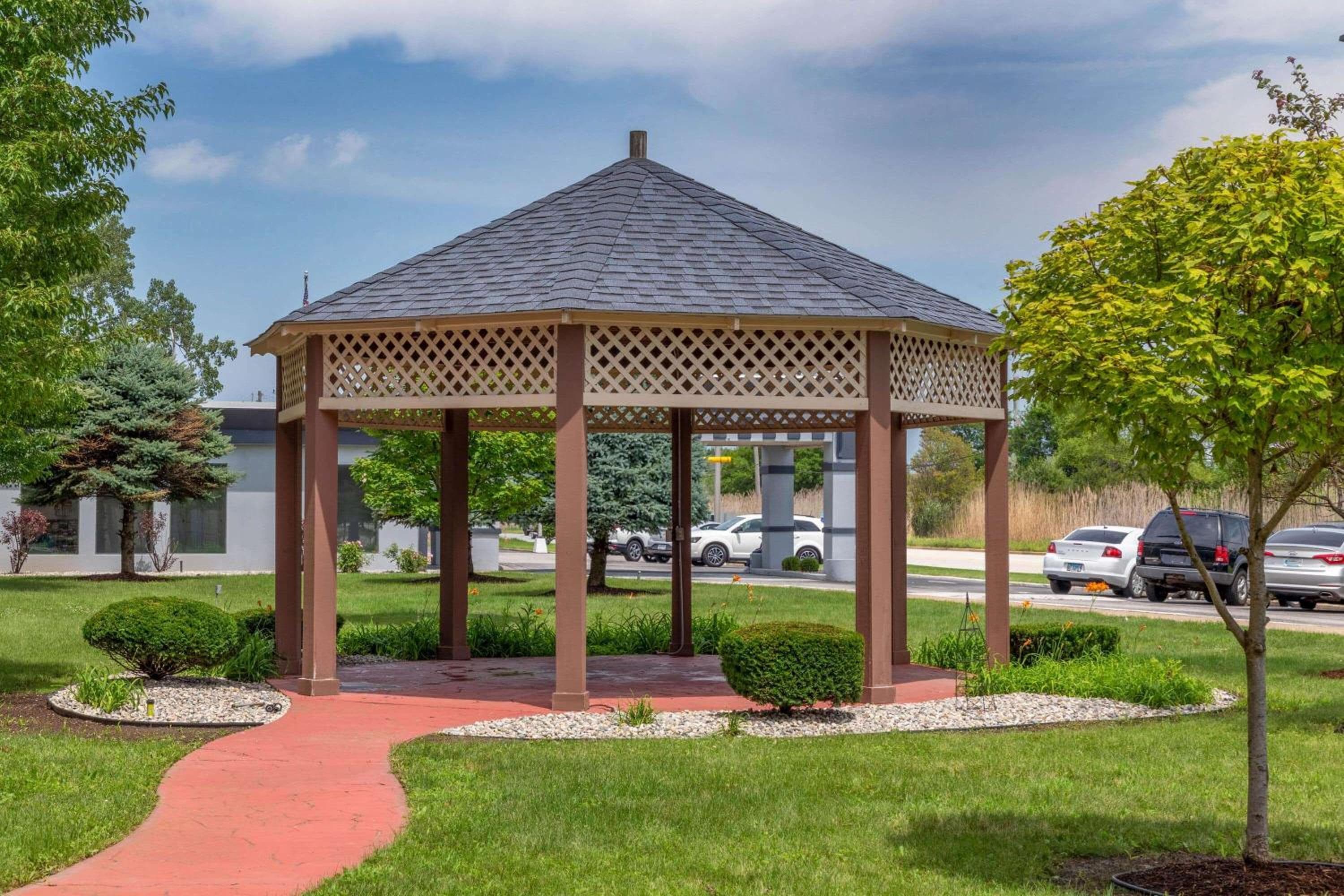 Days Inn and Suites by Wyndham Hammond, IN
