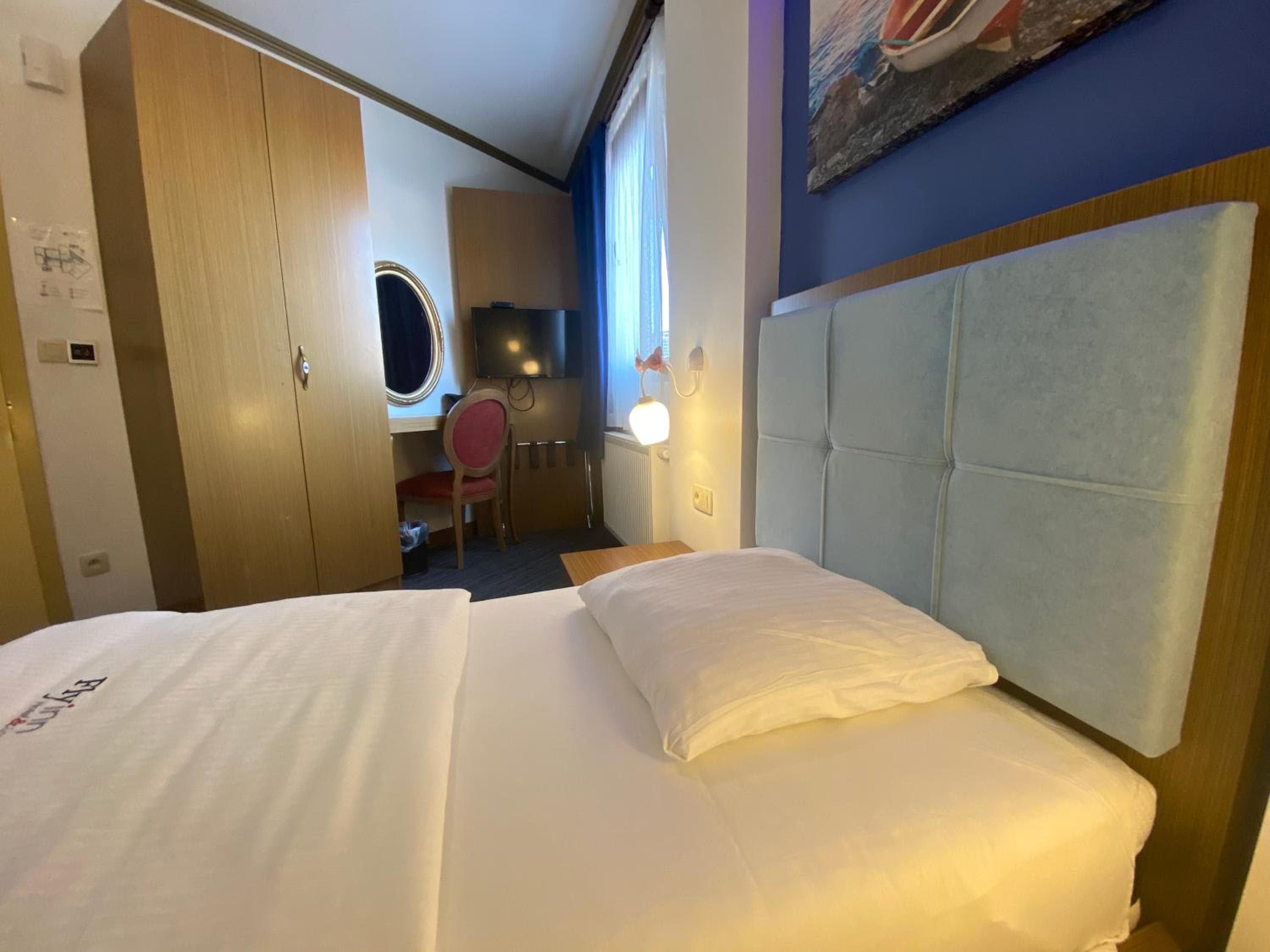 Fly inn Hotel Lounge & Nezzo Restaurant