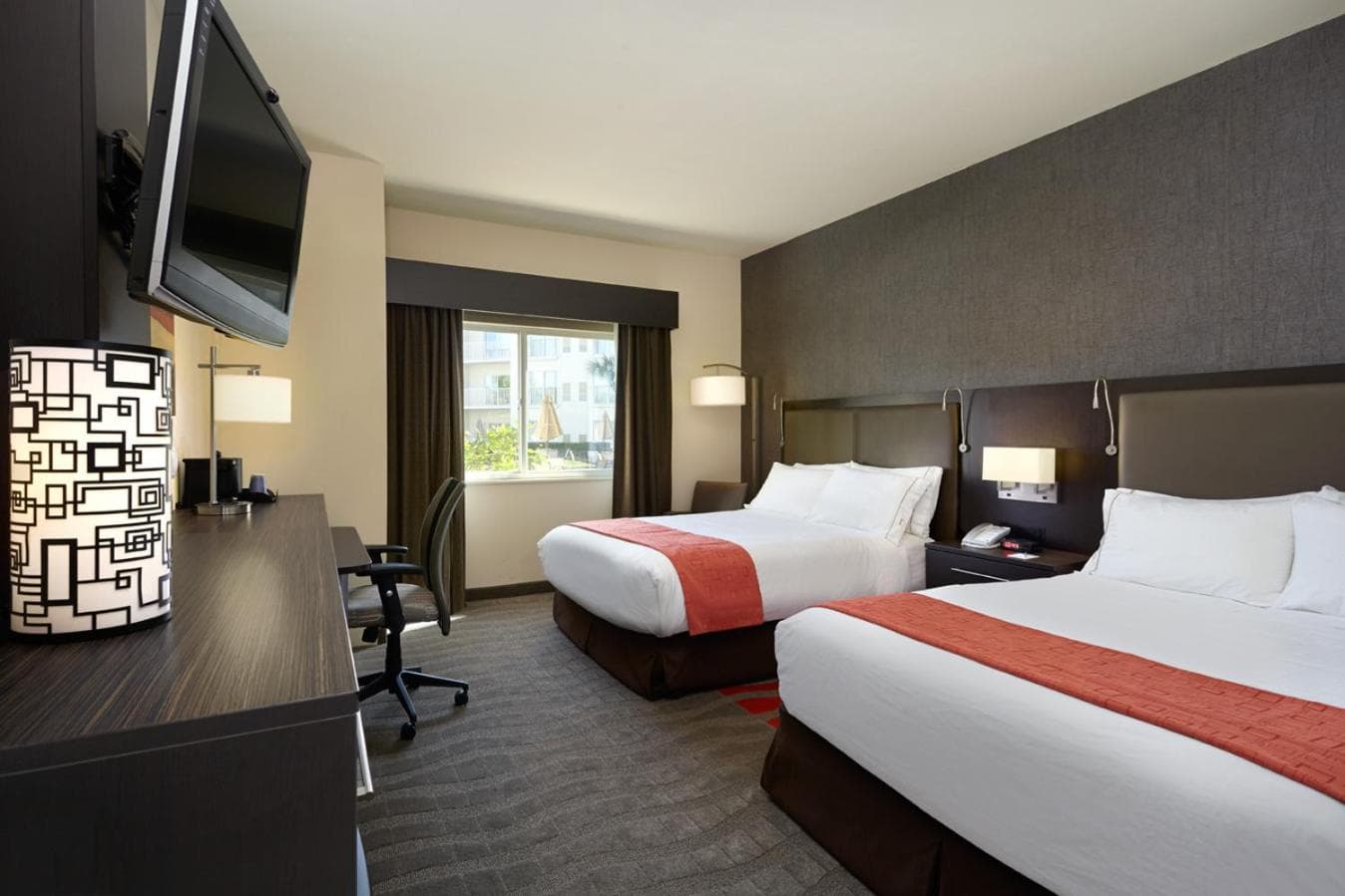 Holiday Inn Express & Suites Naples Downtown - 5th Avenue by IHG