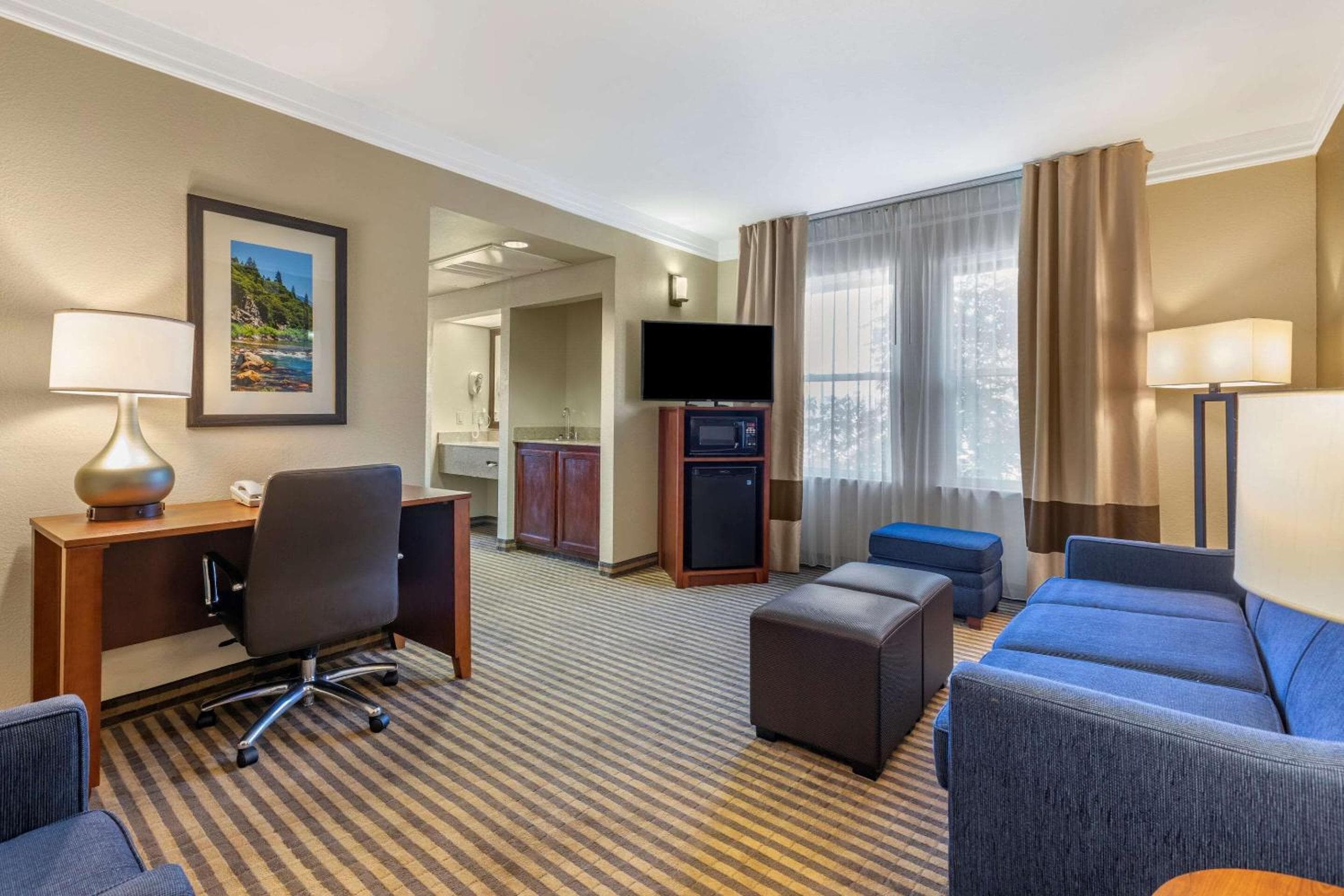 Comfort Suites Visalia - Convention Center