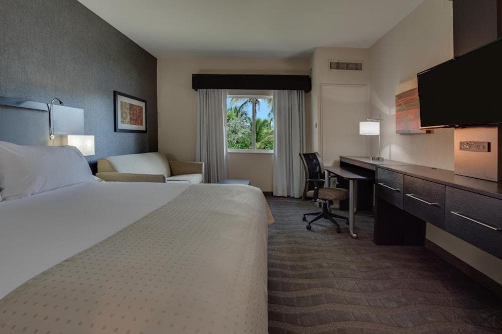 Holiday Inn Express & Suites Naples Downtown - 5th Avenue by IHG