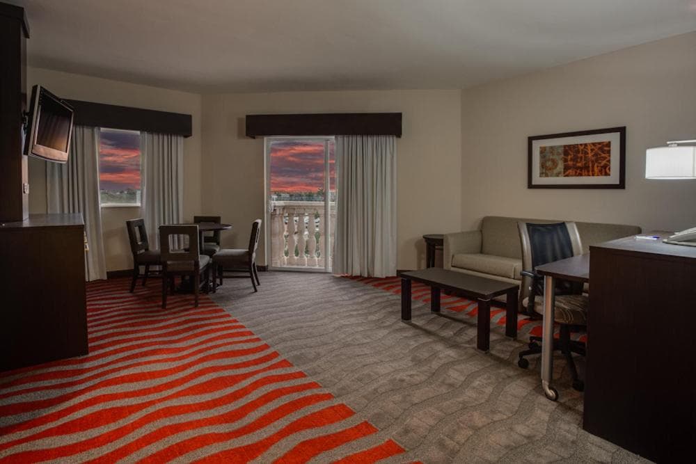 Holiday Inn Express & Suites Naples Downtown - 5th Avenue by IHG